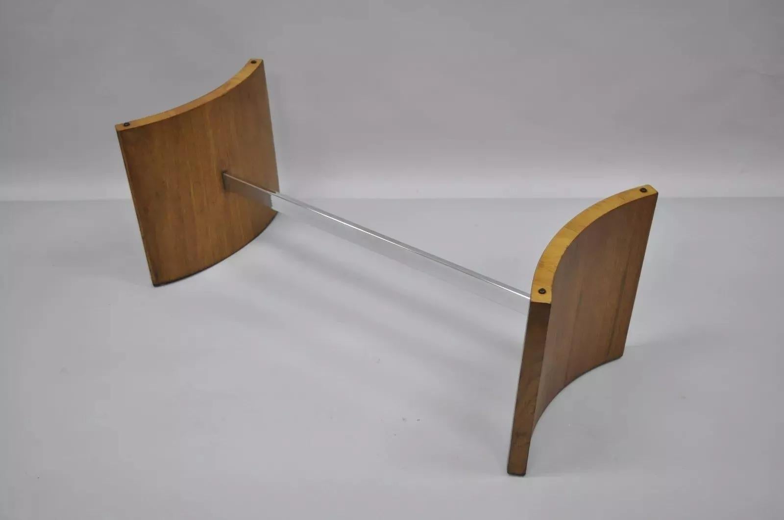 Table basse danoise moderne à hélice en noyer et verre chromé Vladimir Kagan Selig en vente 3