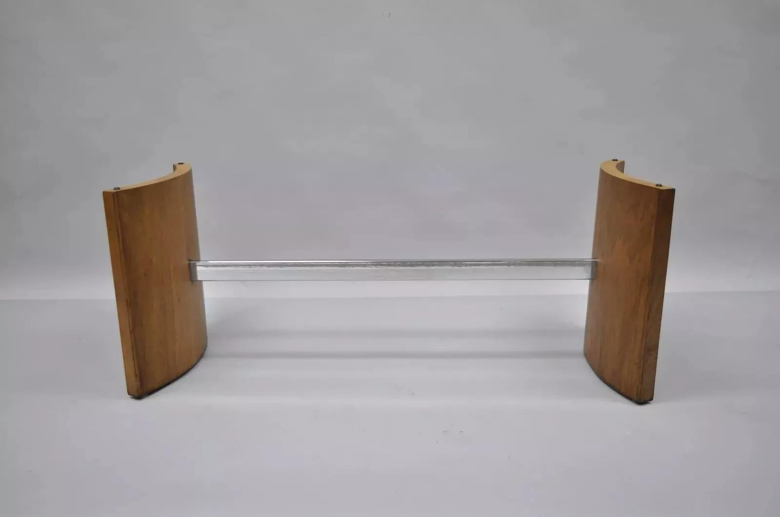 Table basse moderne danoise à hélice en noyer et verre chromé Vladimir Kagan Selig. Ce meuble présente des extrémités incurvées en noyer, un plateau rectangulaire en verre, un support chromé et des lignes épurées et modernistes. Circa Mid 20th