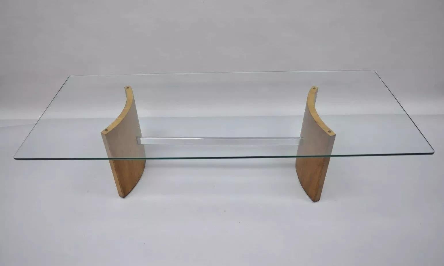 Mid-Century Modern Table basse danoise moderne à hélice en noyer et verre chromé Vladimir Kagan Selig en vente