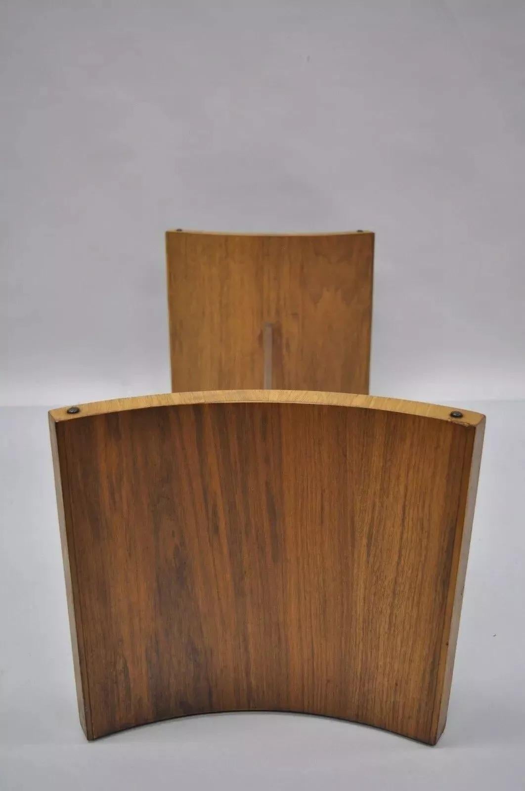 Inconnu Table basse danoise moderne à hélice en noyer et verre chromé Vladimir Kagan Selig en vente