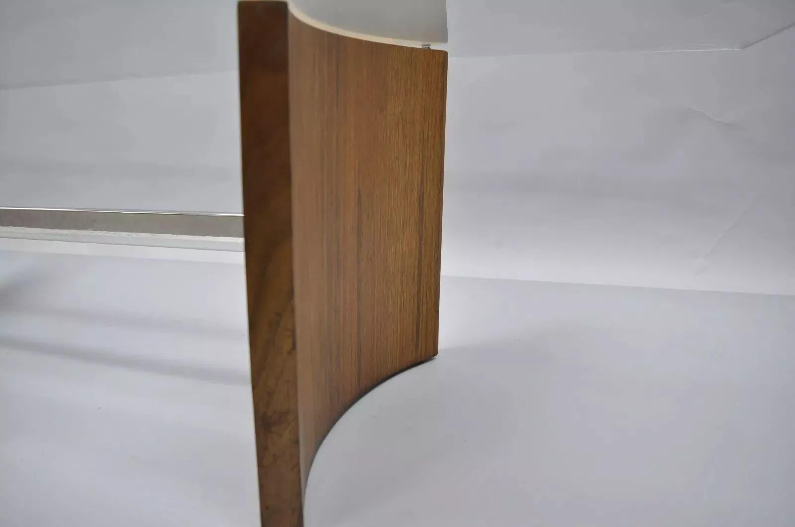 Table basse danoise moderne à hélice en noyer et verre chromé Vladimir Kagan Selig en vente 2