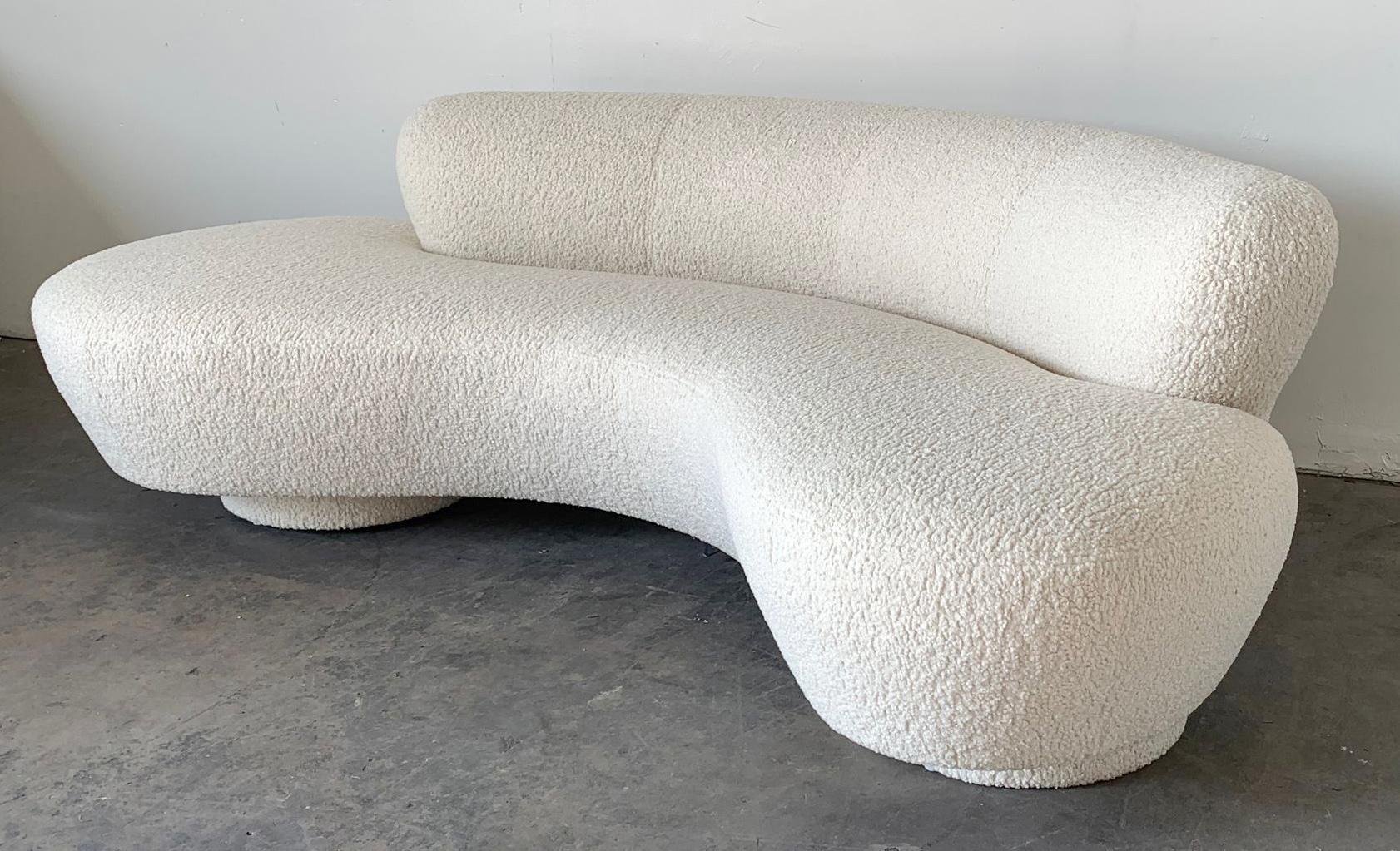 Vladimir Kagan Serpentine Cloud Sofa Upholstered in Heavy Boucle In Good Condition In Culver City, CA