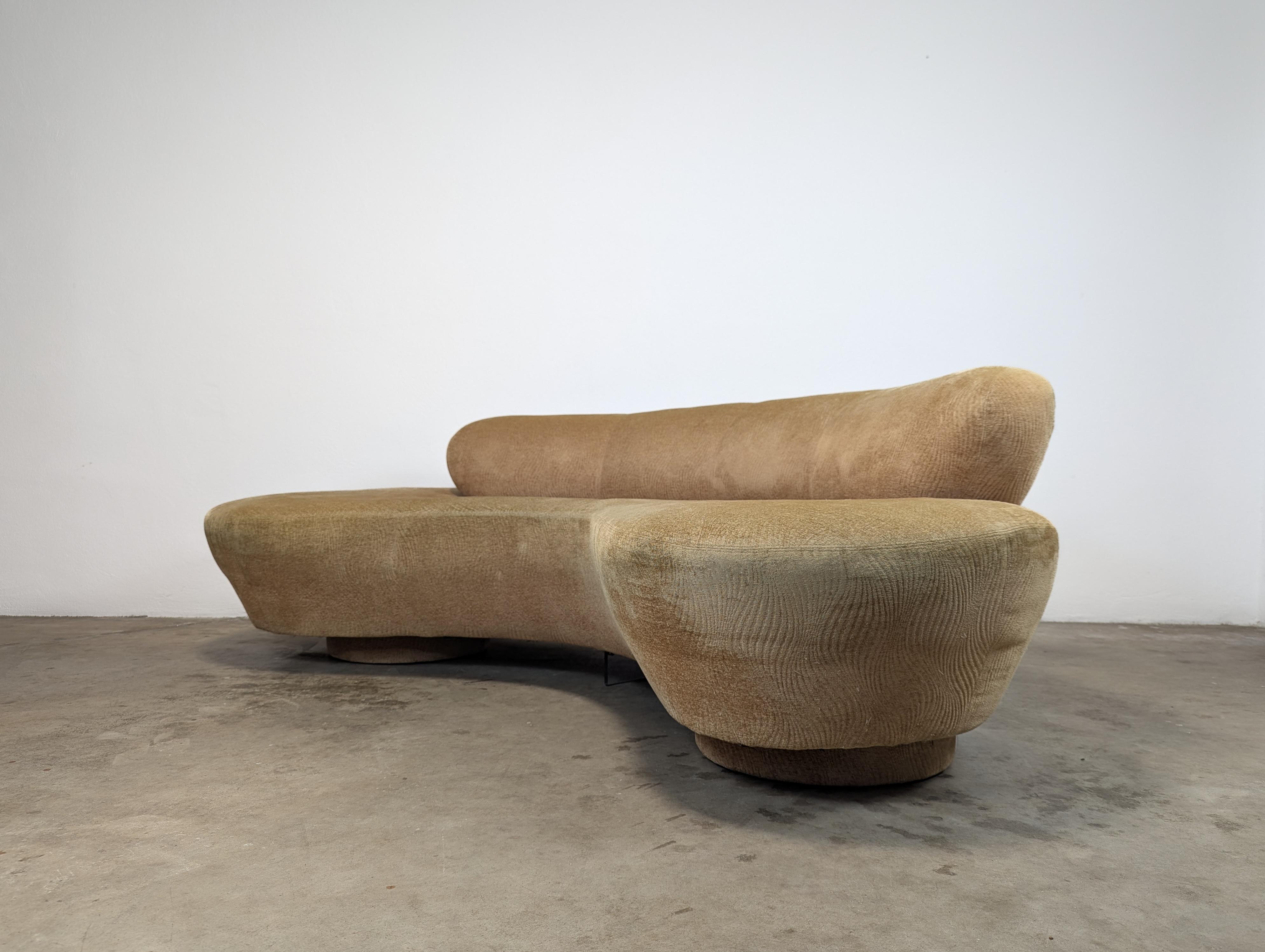 Se vende un exquisito sofá serpentina moderno vintage, una pieza impresionante diseñada por el célebre Vladimir Kagan para Directional en la década de 1990. Este sofá presenta un cautivador tejido con estampado arremolinado que se ha usado con