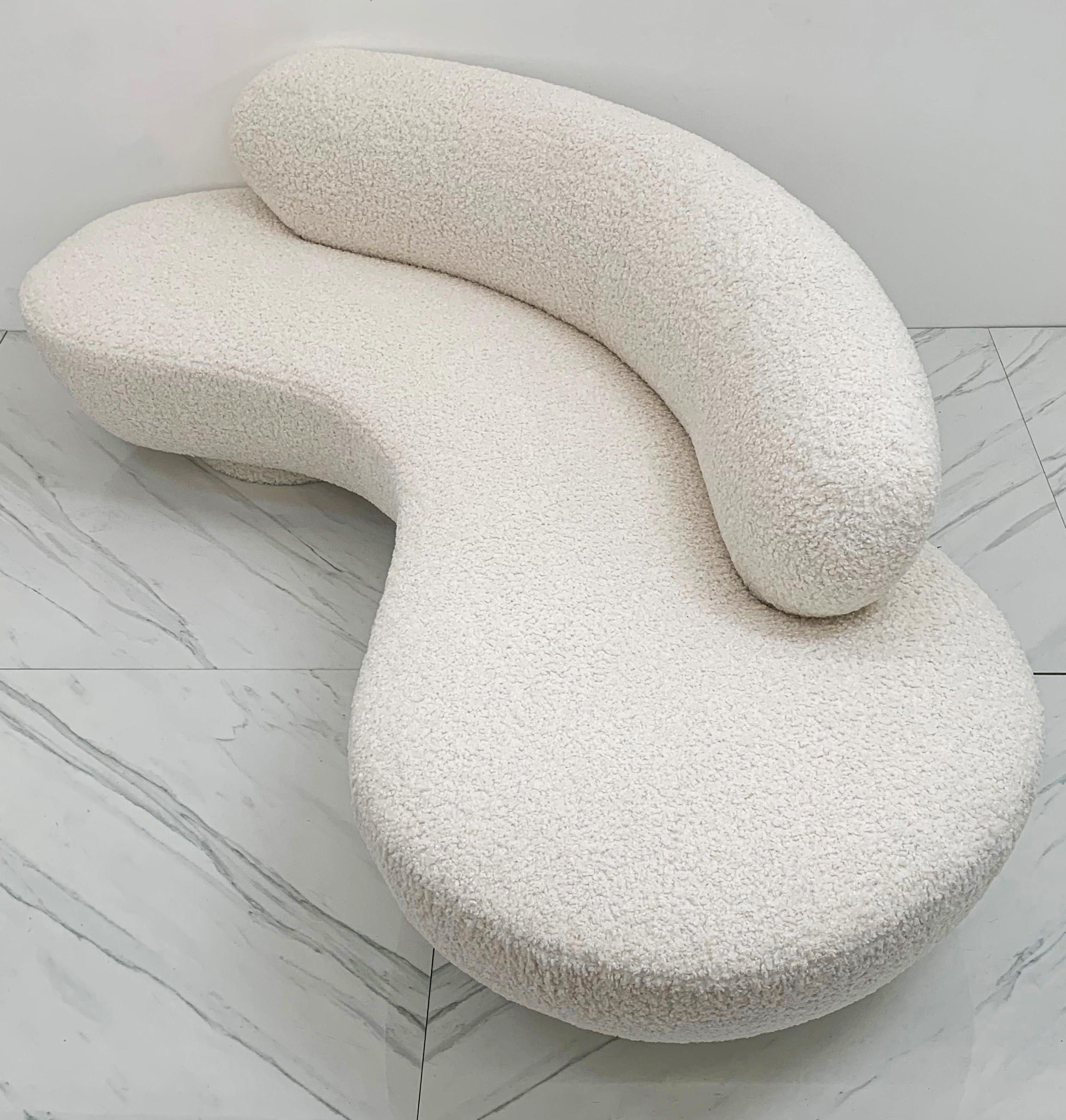 Questo divano Vladimir Kagan è semplicemente straordinario. L'intero divano è stato rivestito in un pesante bouclé color avorio, compreso il fondo a doppio disco. Questo divano dalla texture pesante non solo è visivamente attraente, ma è anche