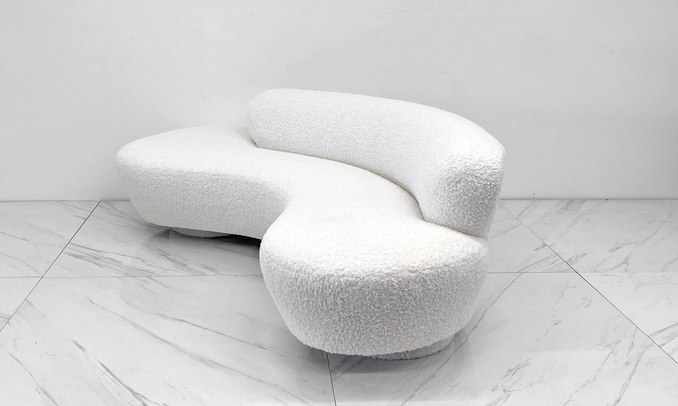 Vladimir Kagan Serpentine Cloud Sofa for Directional in Heavy Boucle In Good Condition For Sale In Culver City, CA