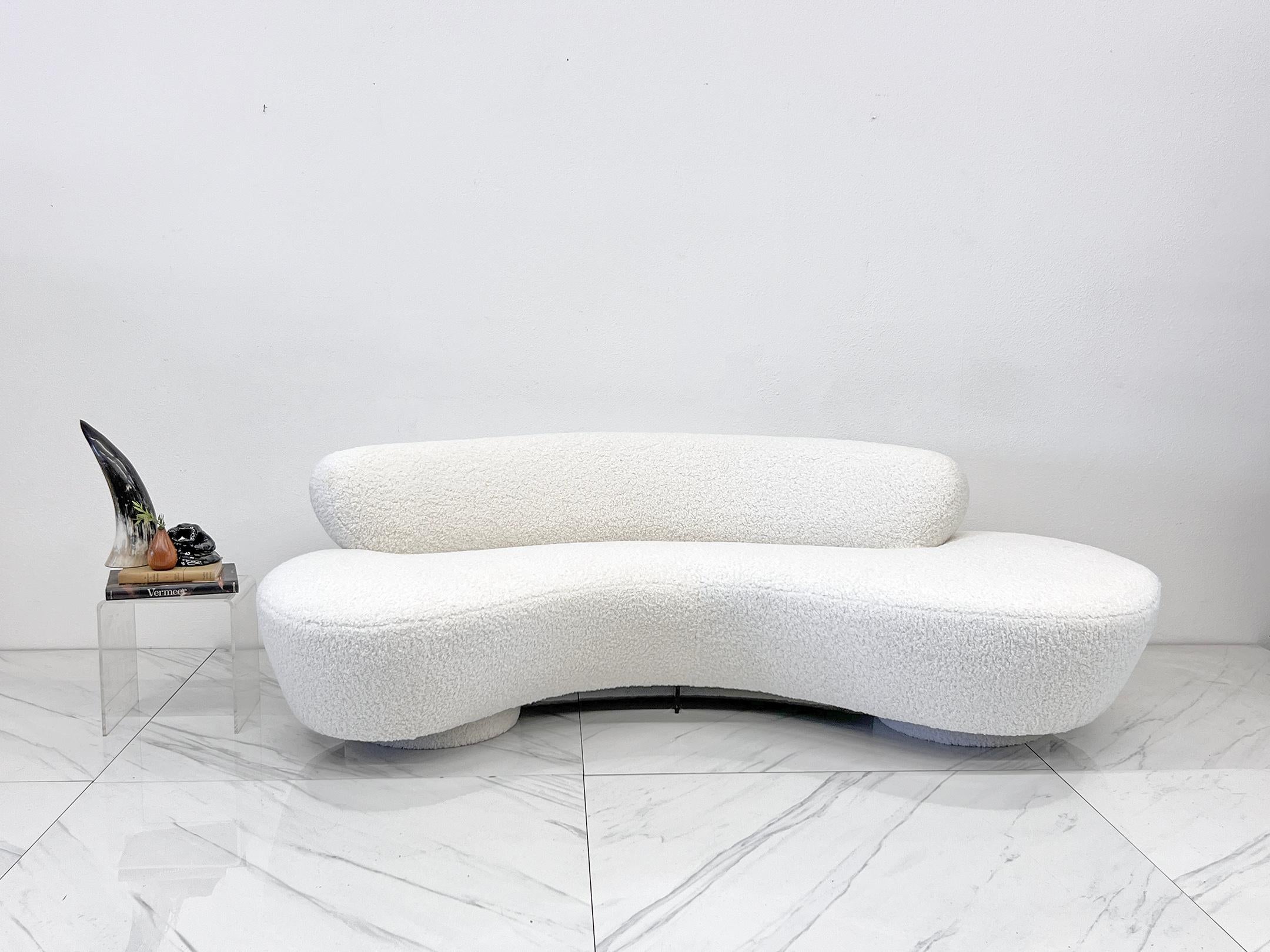 Modern Vladimir Kagan Serpentine Cloud Sofa for Directional in Heavy Ivory Boucle For Sale