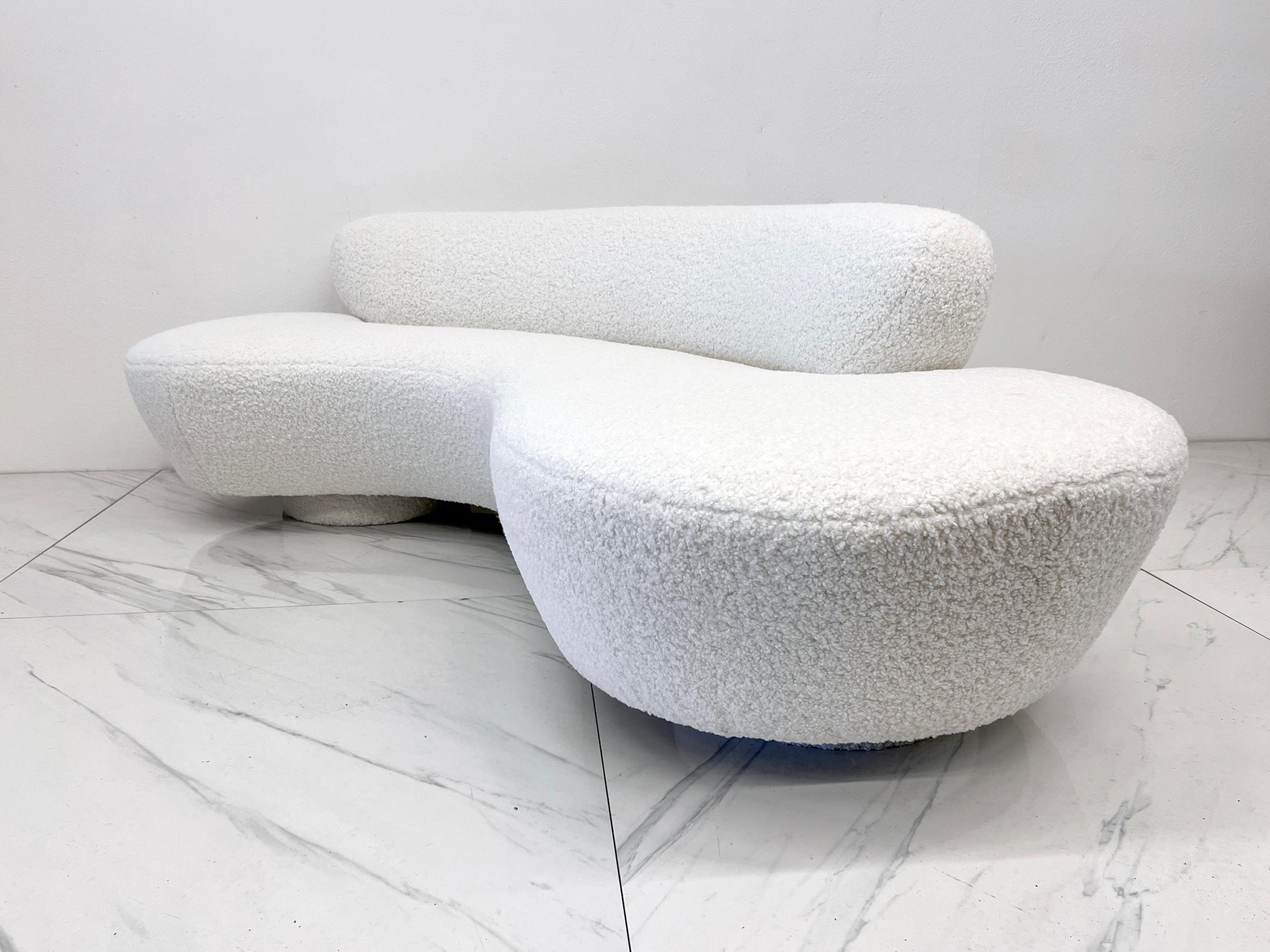 Vladimir Kagan Serpentine Cloud Sofa for Directional in Heavy Ivory Boucle For Sale 1
