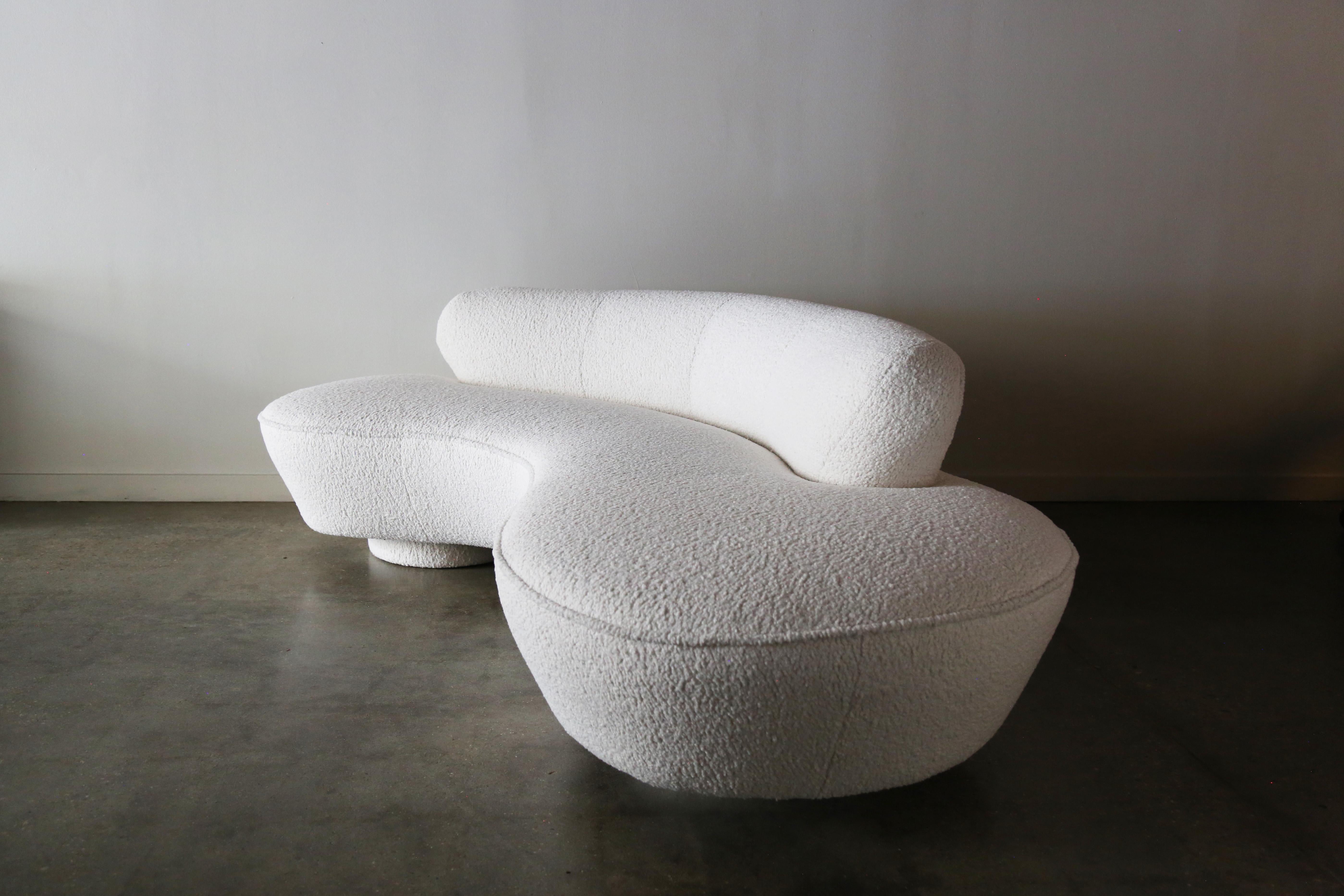 Divano anni '90 Vladimir Kagan Serpentine Cloud per Directional. Rivestito di recente con un pesante bouclé bianco. Estremamente elegante e confortevole. Il tessuto è performante e respinge le macchie. L'intero pezzo è coperto, comprese le basi a
