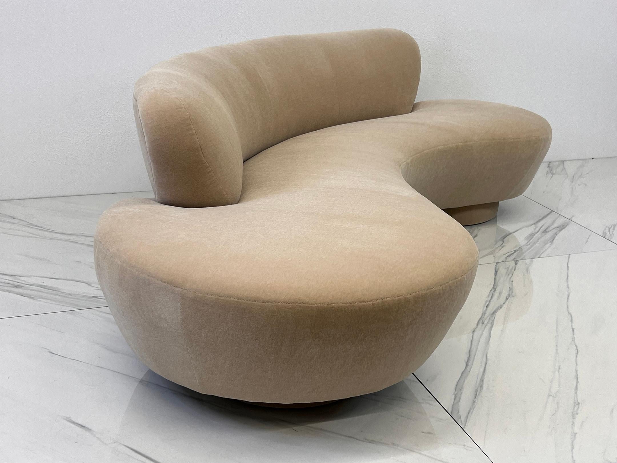 
Betreten Sie das Reich von Luxus und Design mit diesem kultigen Vladimir Kagan Cloud Sofa! Mit der Finesse eines Bildhauers gefertigt, ist dieses Meisterwerk nicht nur ein Möbelstück, sondern ein Erlebnis. Dank seiner biomorphen Freiform, die