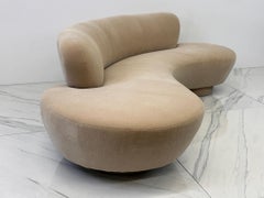 Canapé nuage serpentin Vladimir Kagan pour Directional en mohair brun clair