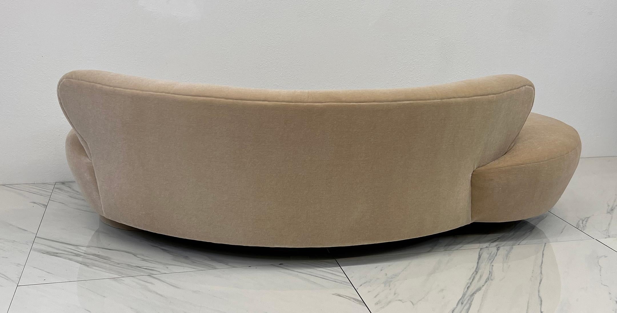 Vladimir Kagan Serpentine Cloud Sofa for Directional in Tan Mohair In Good Condition For Sale In Culver City, CA