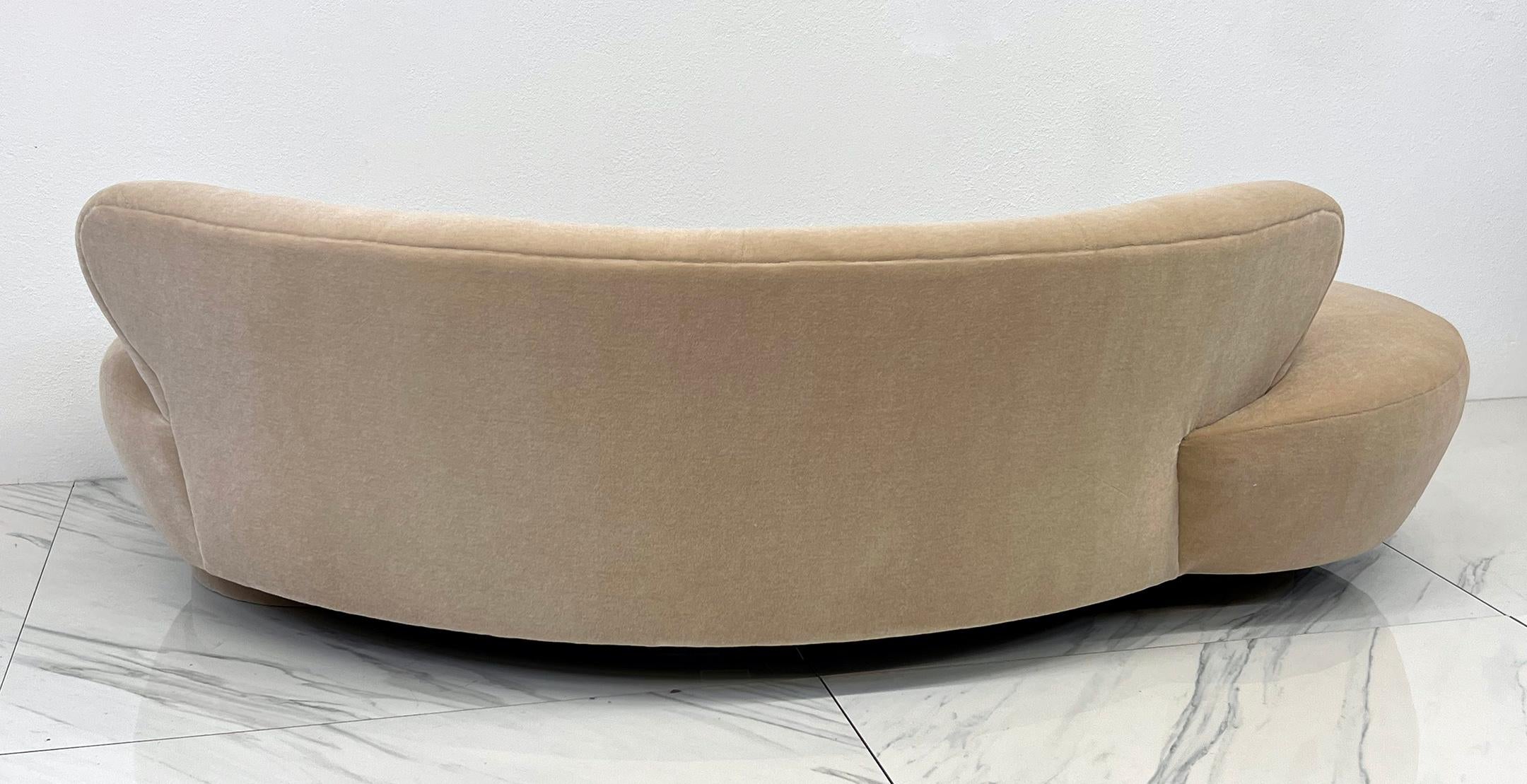 Vladimir Kagan Serpentine Cloud Sofa for Directional in Tan Mohair In Good Condition In Culver City, CA