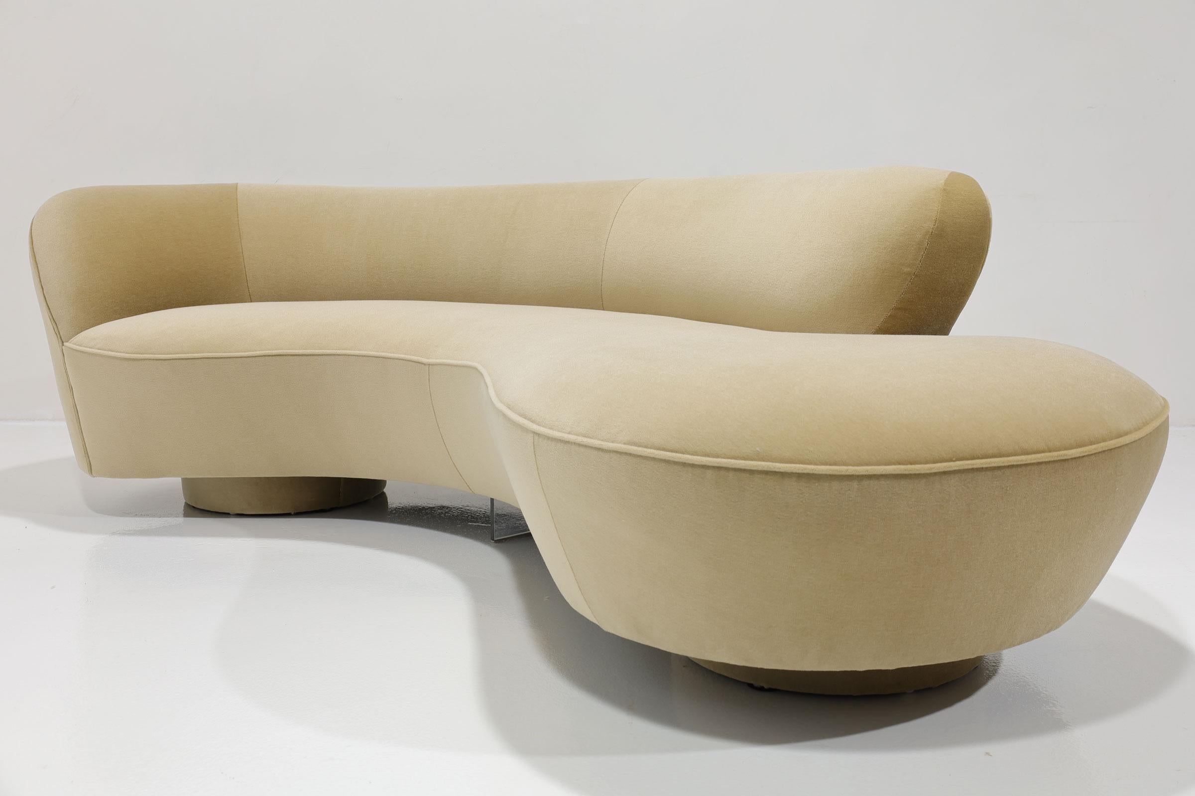 Vladimir Kagan Serpentine Cloud Sofa in Holly Hunt Mohair In Good Condition For Sale In Dallas, TX