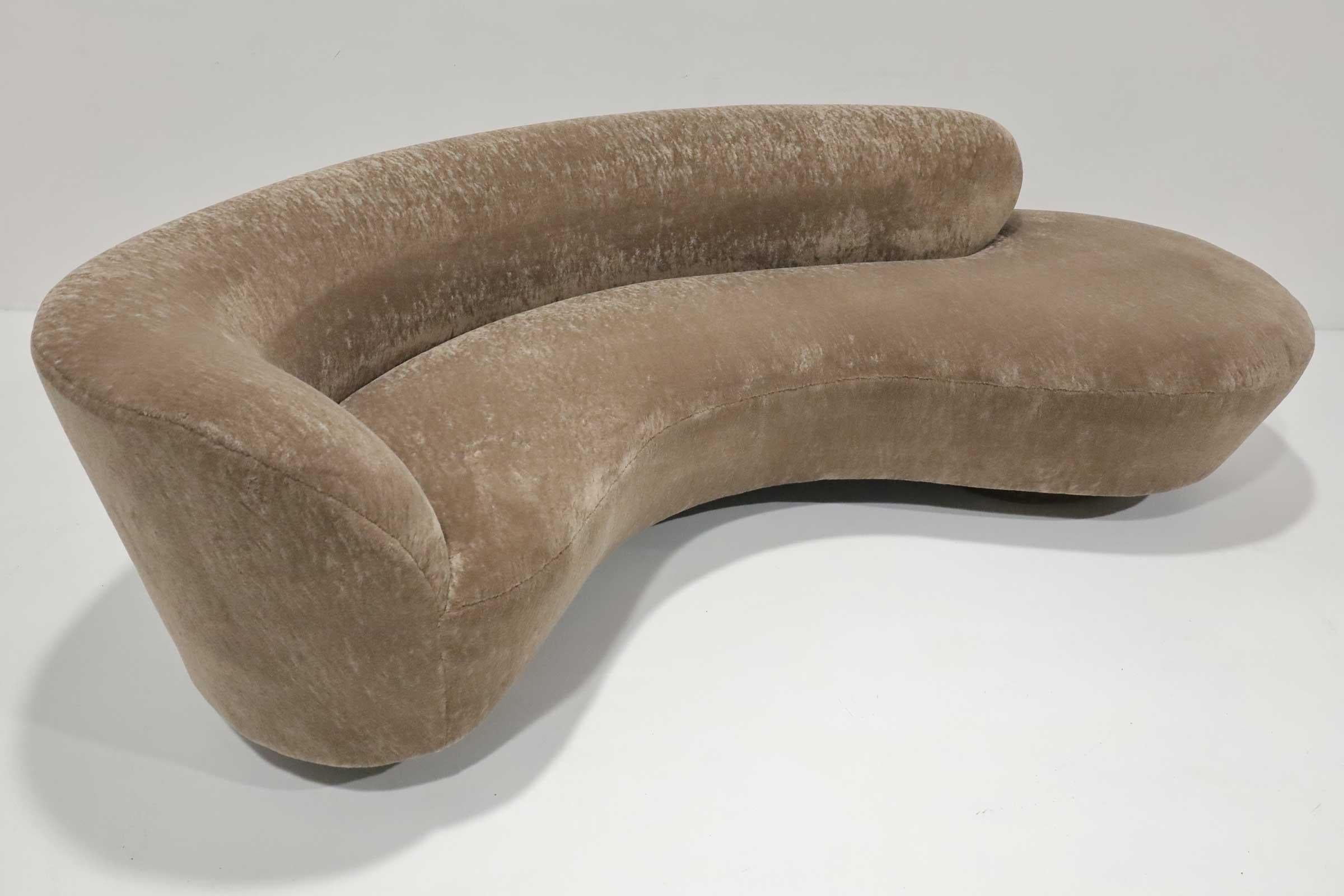 Mid-Century Modern Vladimir Kagan Serpentine Cloud Sofa in Holly Hunt Smokey Flaxen