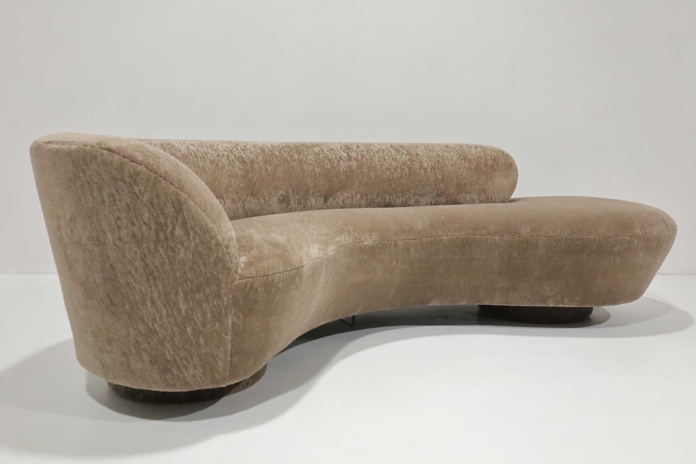 American Vladimir Kagan Serpentine Cloud Sofa in Holly Hunt Smokey Flaxen