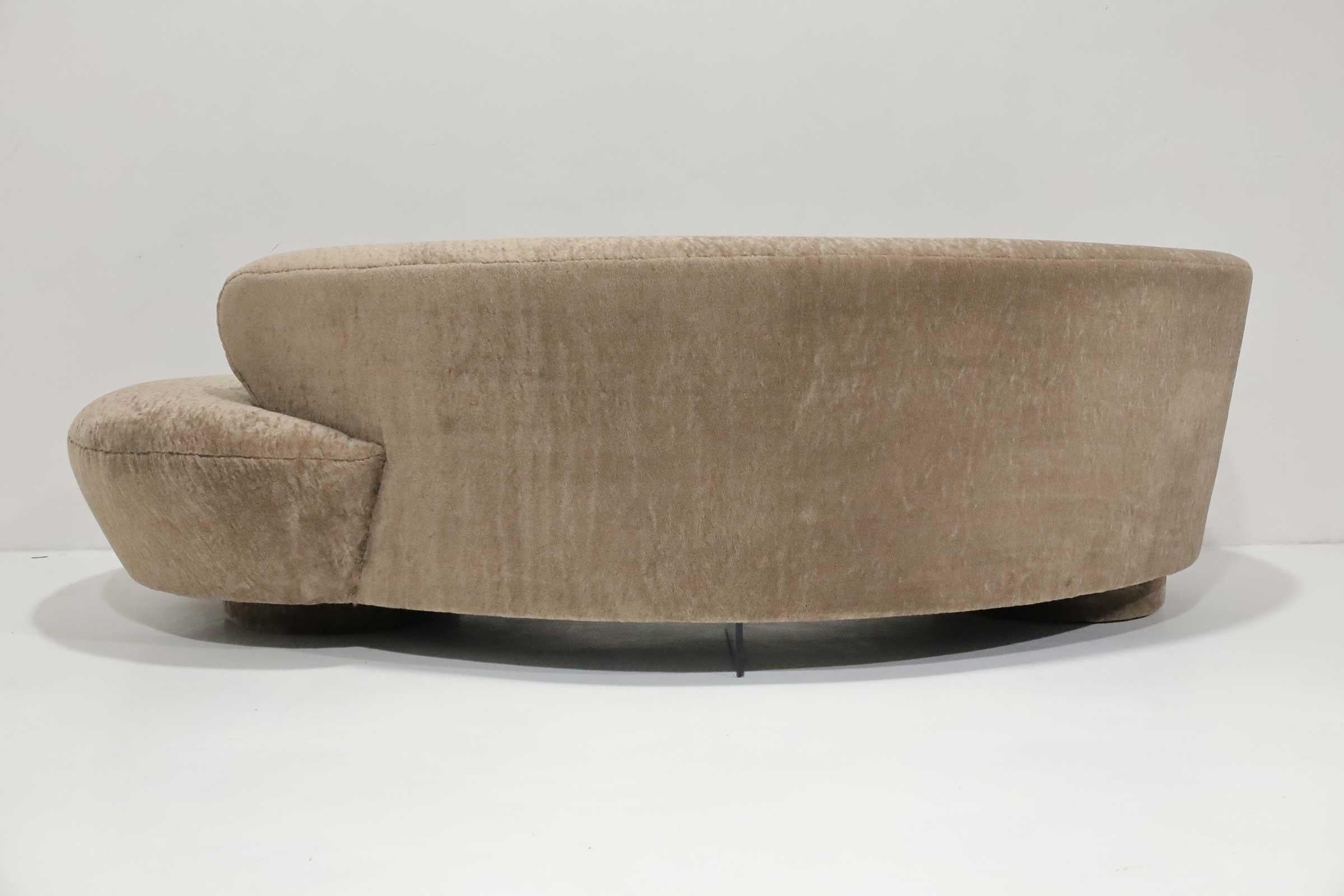 Vladimir Kagan Serpentine Cloud Sofa in Holly Hunt Smokey Flaxen In Good Condition In Dallas, TX