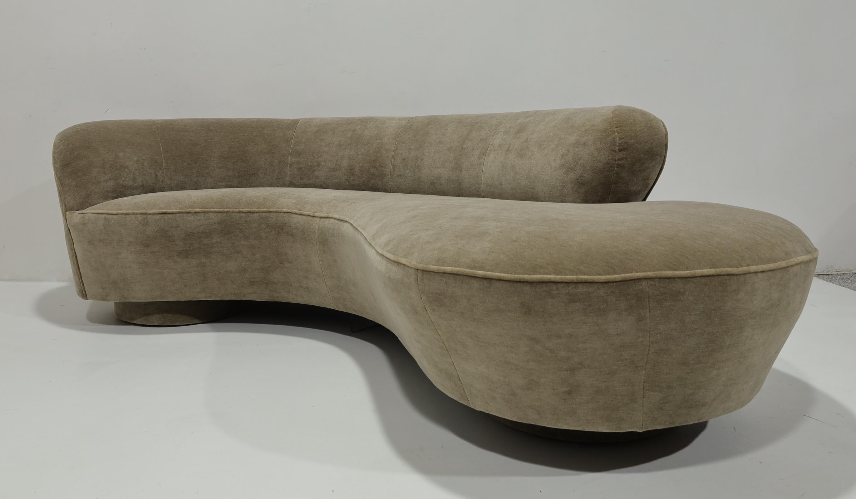 Vladimir Kagan Serpentine Cloud Sofa in Maharam Mushroom Mohair im Angebot 3