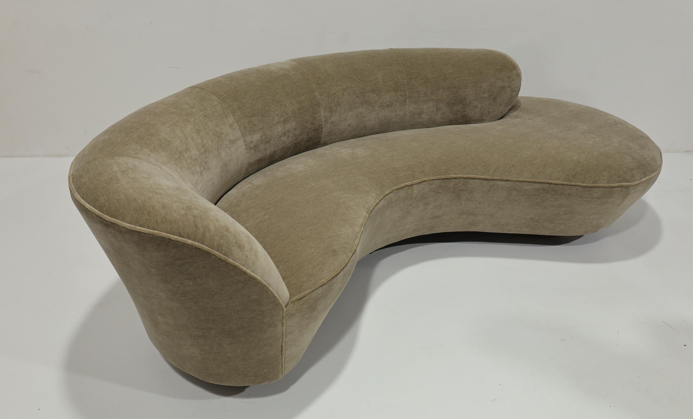 Vladimir Kagan Serpentine Cloud Sofa in Maharam Mushroom Mohair (amerikanisch) im Angebot