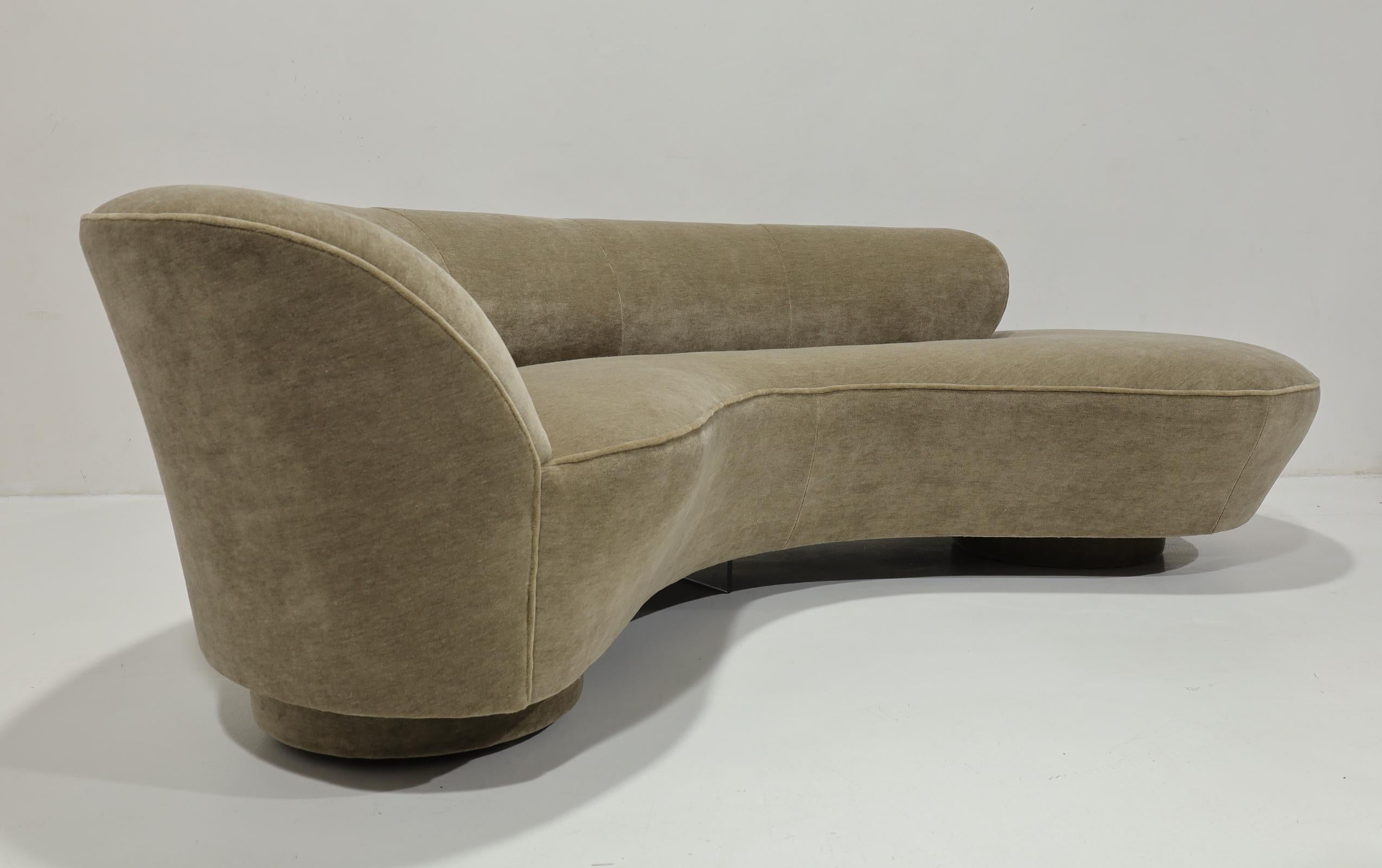 Vladimir Kagan Serpentine Cloud Sofa in Maharam Mushroom Mohair im Zustand „Gut“ im Angebot in Dallas, TX