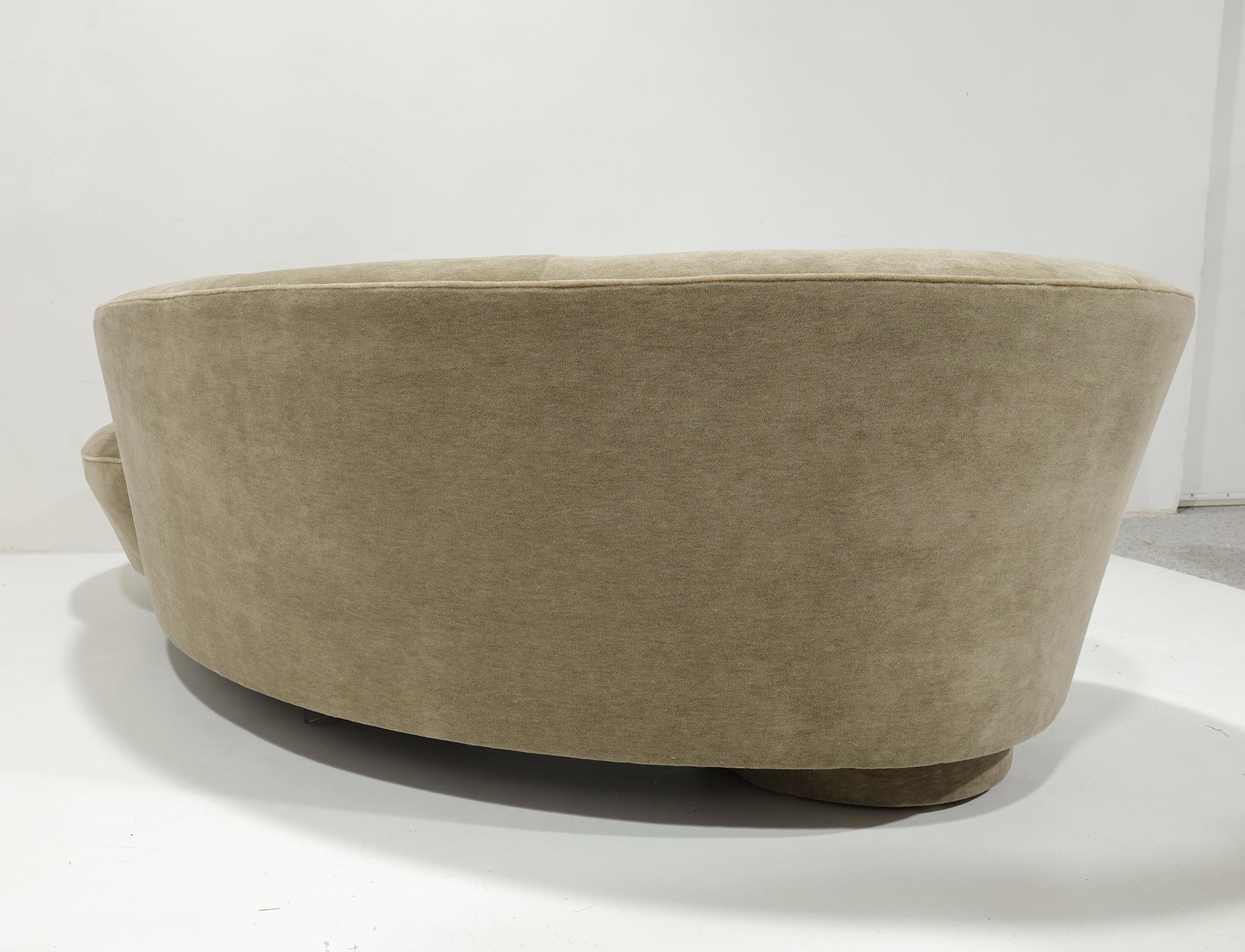 Vladimir Kagan Serpentine Cloud Sofa in Maharam Mushroom Mohair (20. Jahrhundert) im Angebot