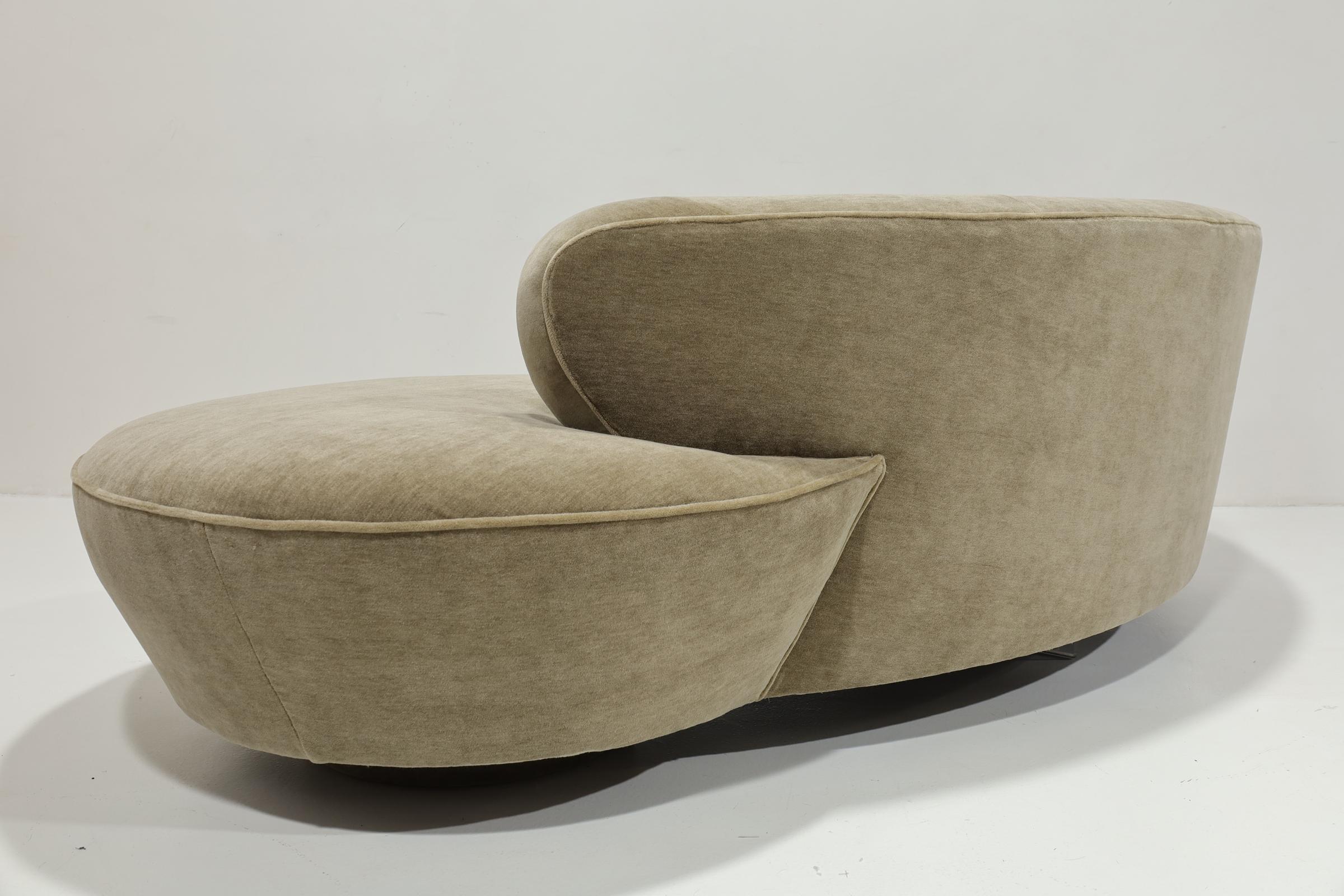 Vladimir Kagan Serpentine Cloud Sofa in Maharam Mushroom Mohair im Angebot 1