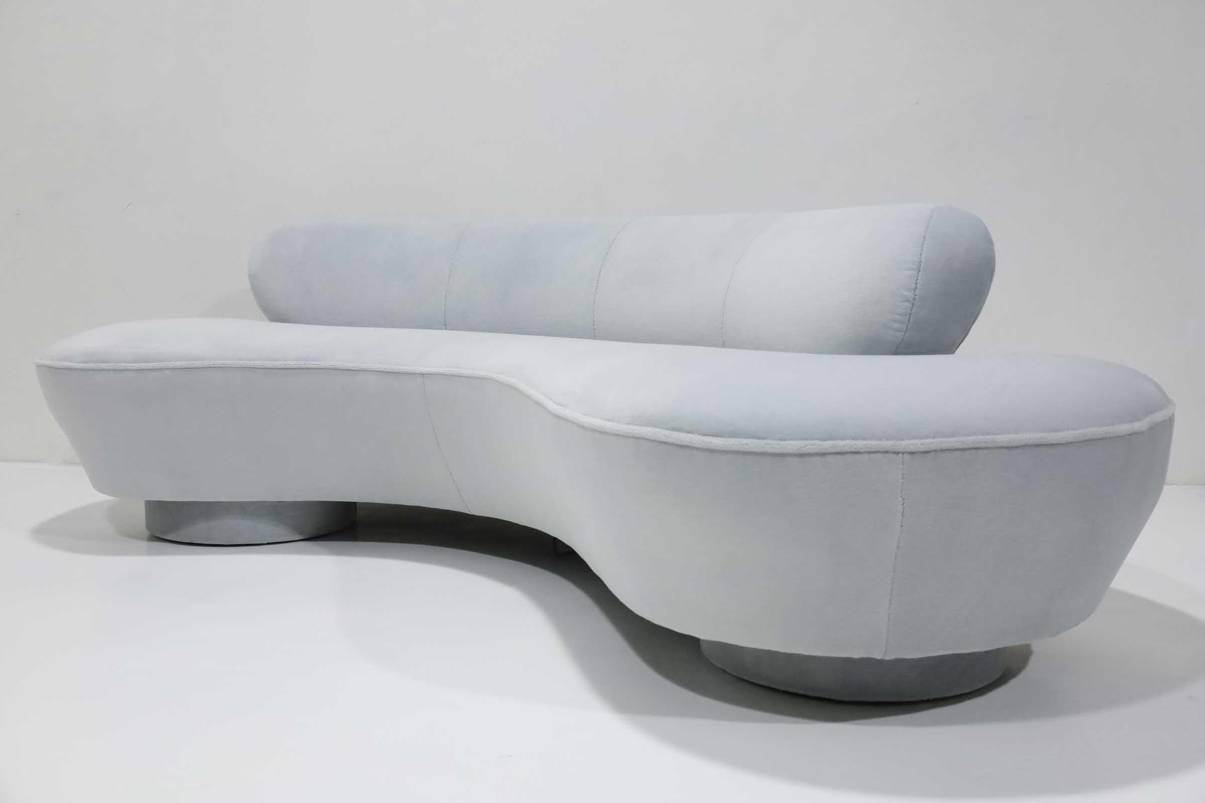 Divano a serpentina Vladimir Kagan di Directional. Rivestito di recente con un bellissimo tessuto in mohair lucido e soffice. Grigio azzurro. 