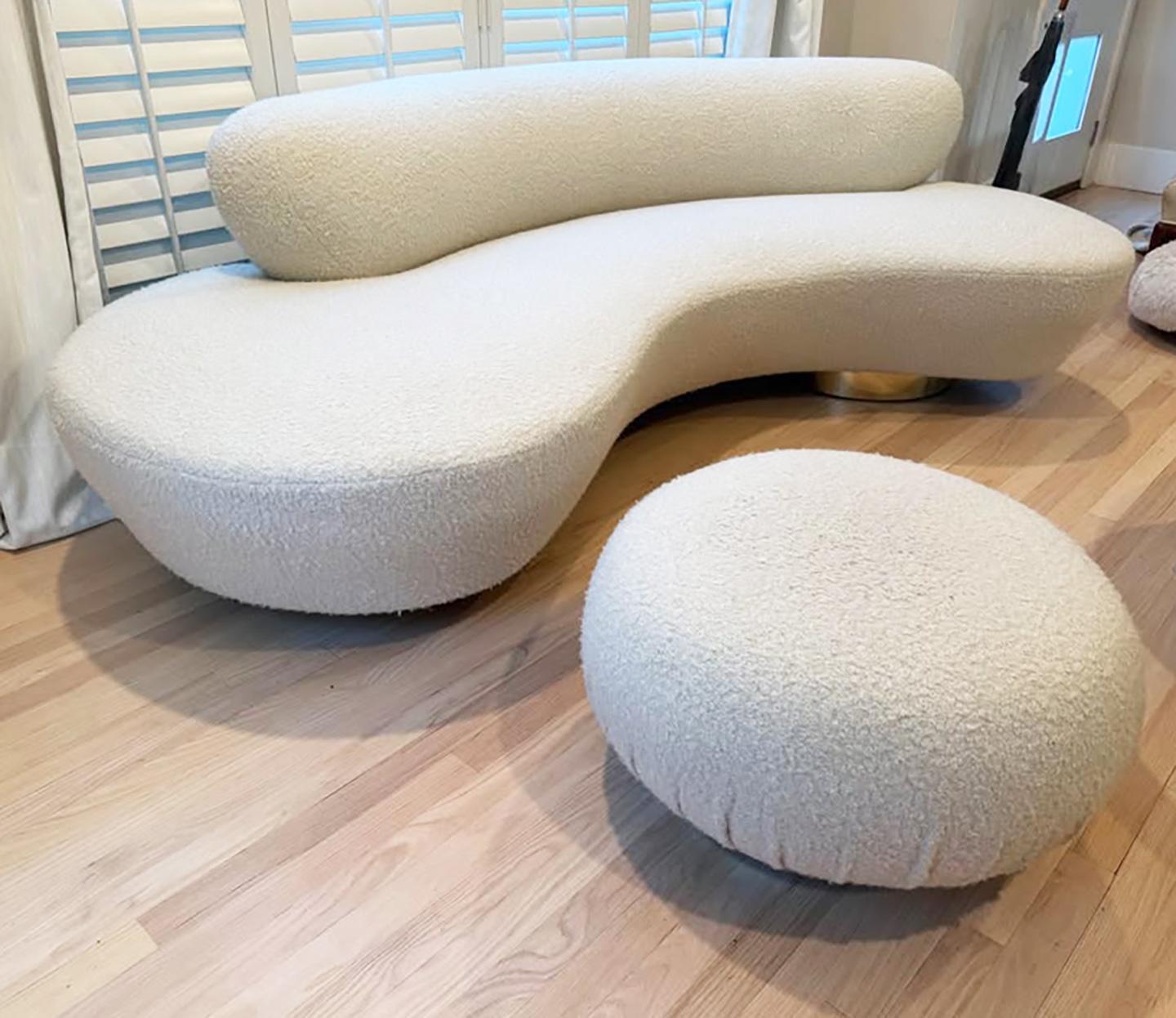 Cue the spotlight and the swoon — because this signed Vladimir Kagan Cloud Sofa is not just iconic, it’s got range. From sultry curves to that double polished brass disc base, this Directional cloud sofa is here to serve serious space-age glamour