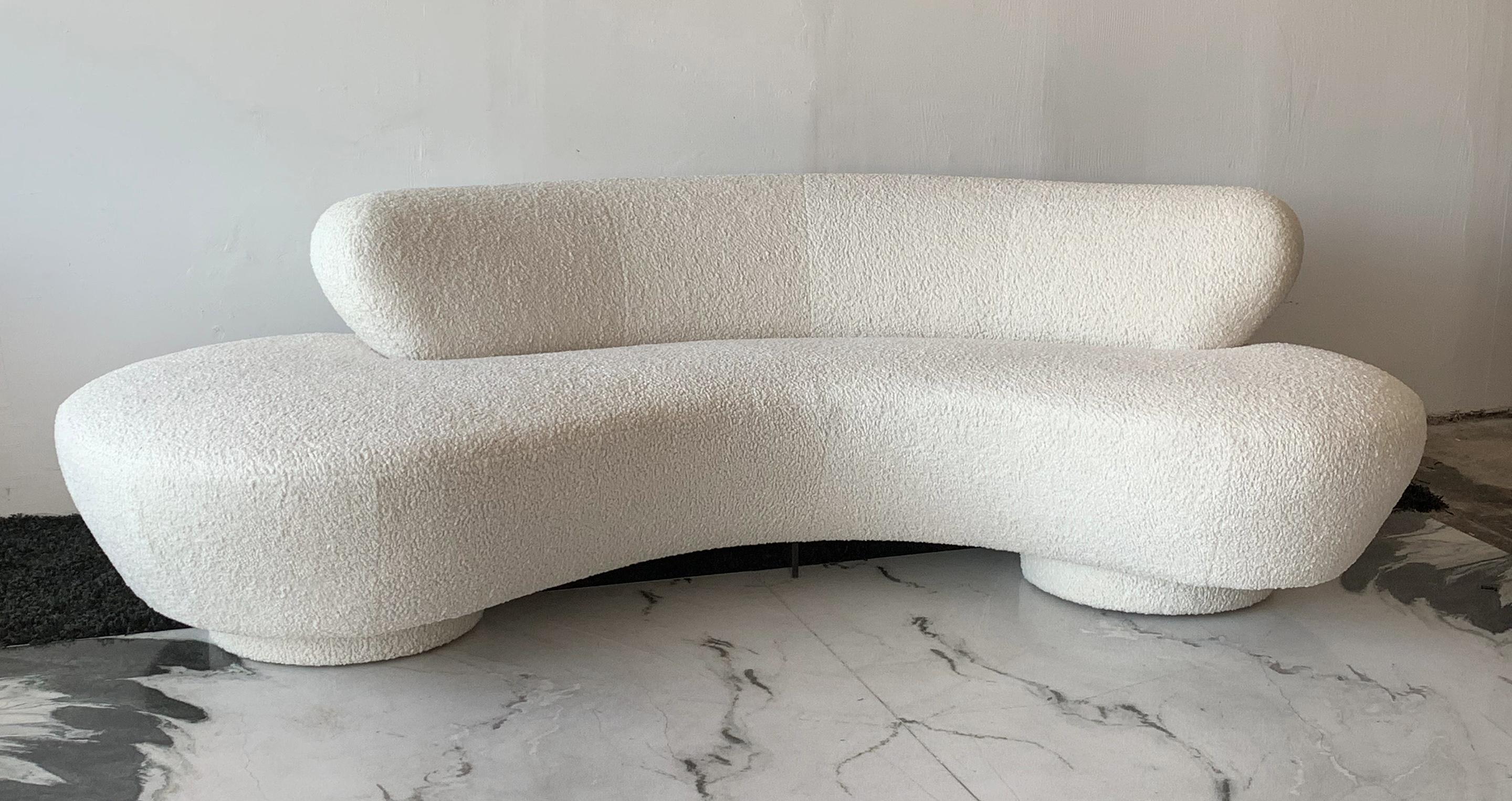 Vladimir Kagan Serpentine Cloud Sofa Upholstered in Heavy Boucle In Good Condition In Culver City, CA