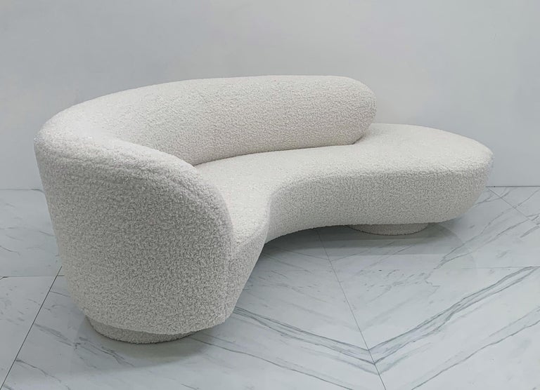 Vladimir Kagan Serpentine Cloud Sofas in Ivory Boucle, a Pair, Directional In Good Condition For Sale In Los Angeles, CA