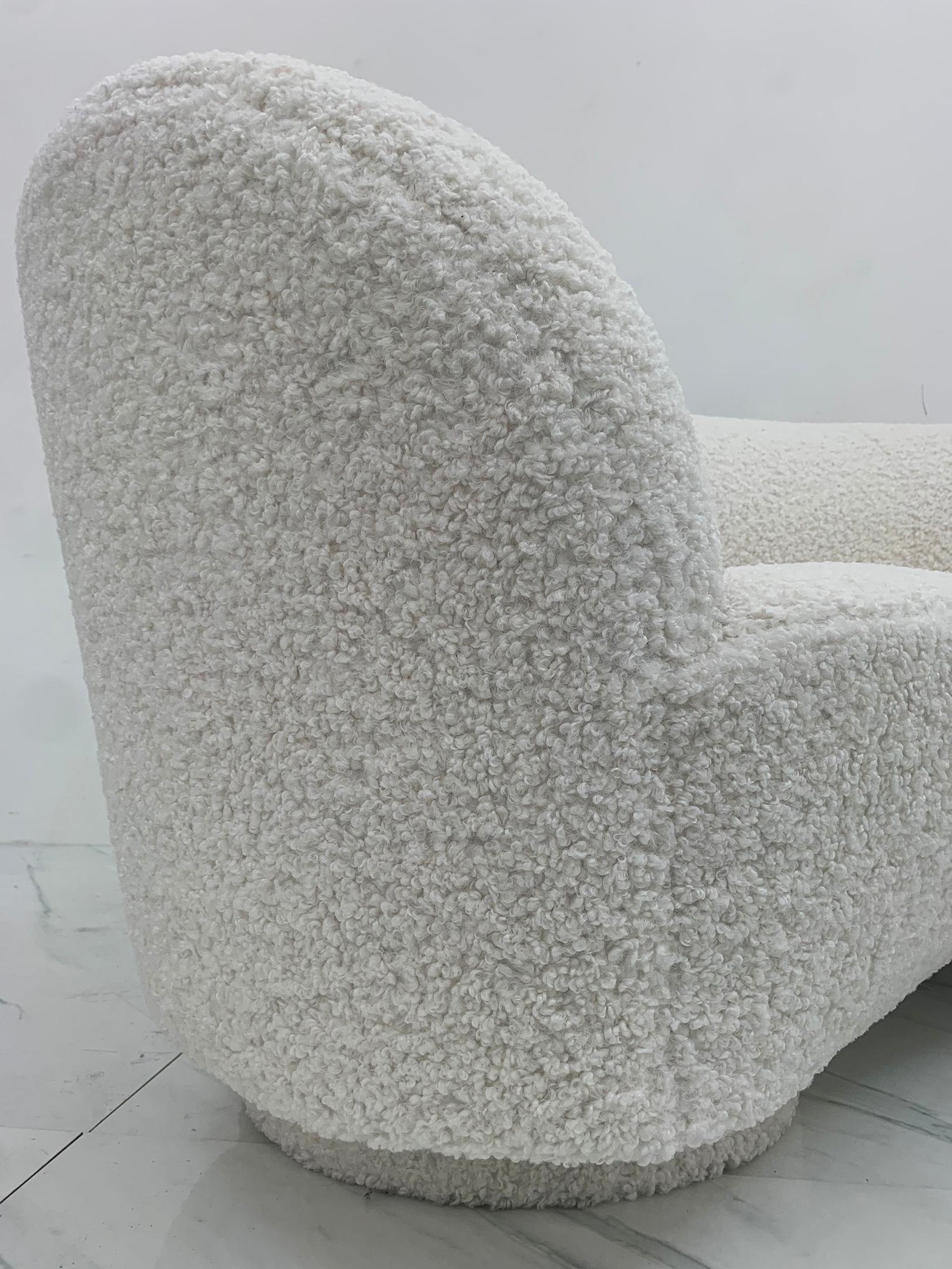 Vladimir Kagan Serpentine Cloud Sofas in Ivory Boucle, a Pair, Directional In Good Condition In Culver City, CA