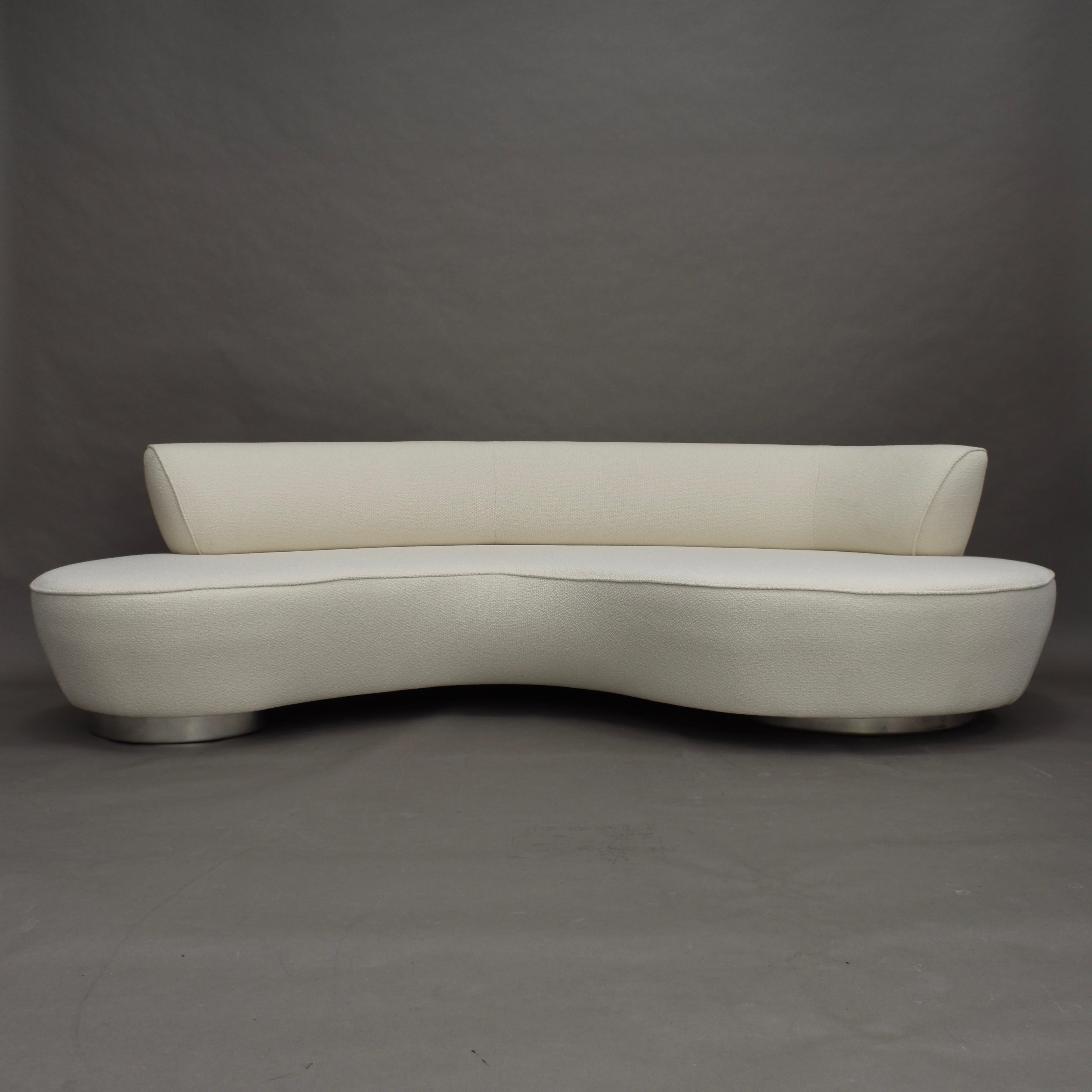 Gorgeous Serpentine Cloud sofa. The sofa has been re-upholstered in a beautiful wool, cotton fabric. The sofa has no label because of reupholstering.

Designer: Unknown
Manufacturer: Unknown
Country: Italy
Model: Serpentine sofa
Date of