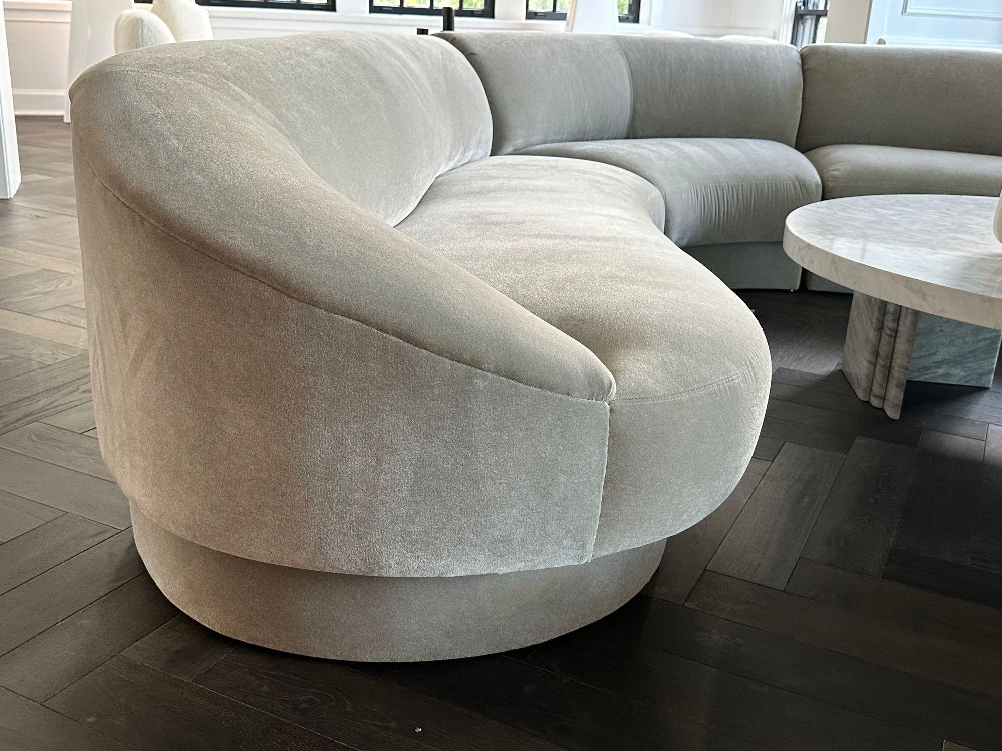 Vladimir Kagan Serpentine Sectional Sofa, 1990 In Good Condition In Chicago, IL