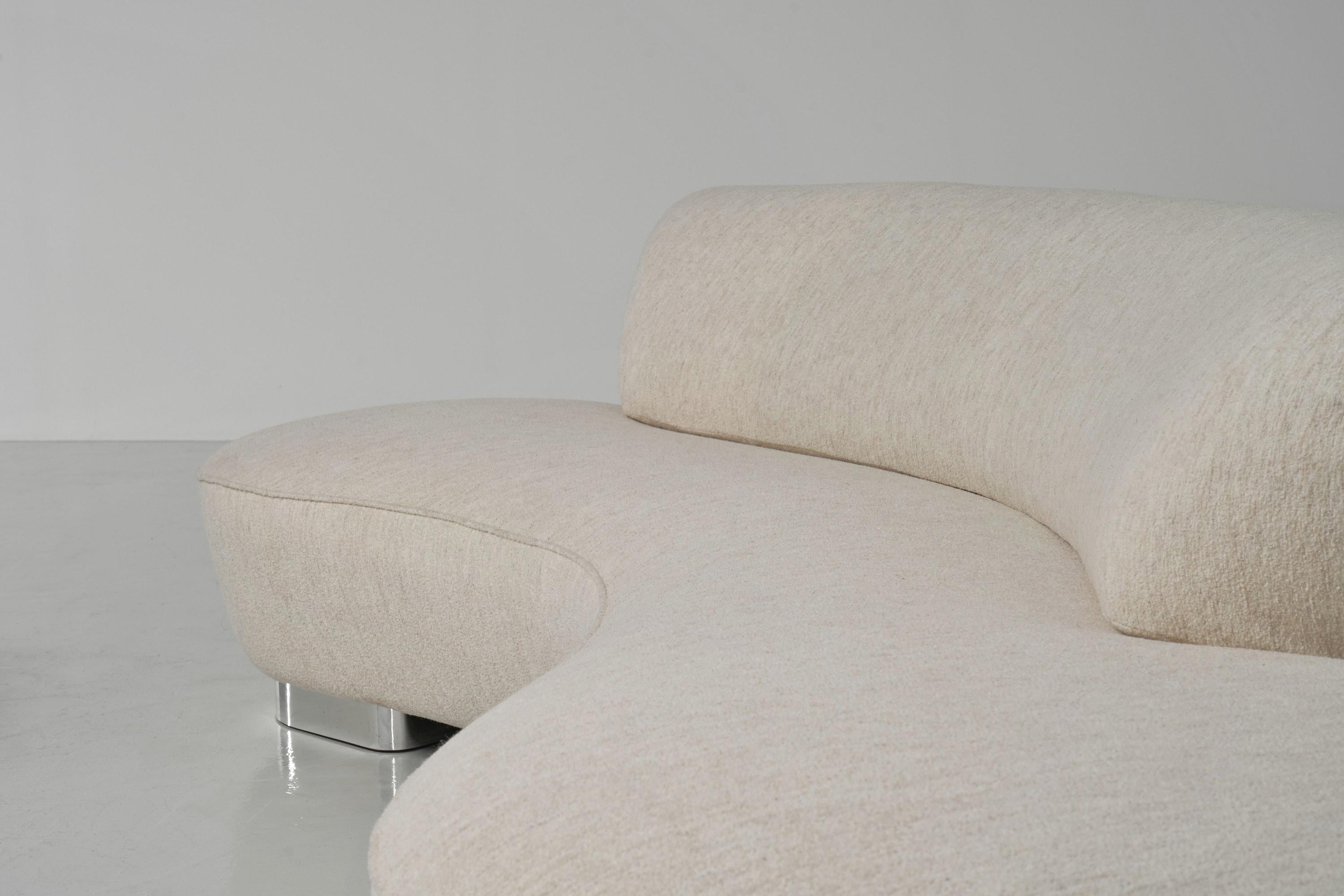 Vladimir Kagan serpentine sofa and poof USA 1990 In Good Condition In Roosendaal, Noord Brabant