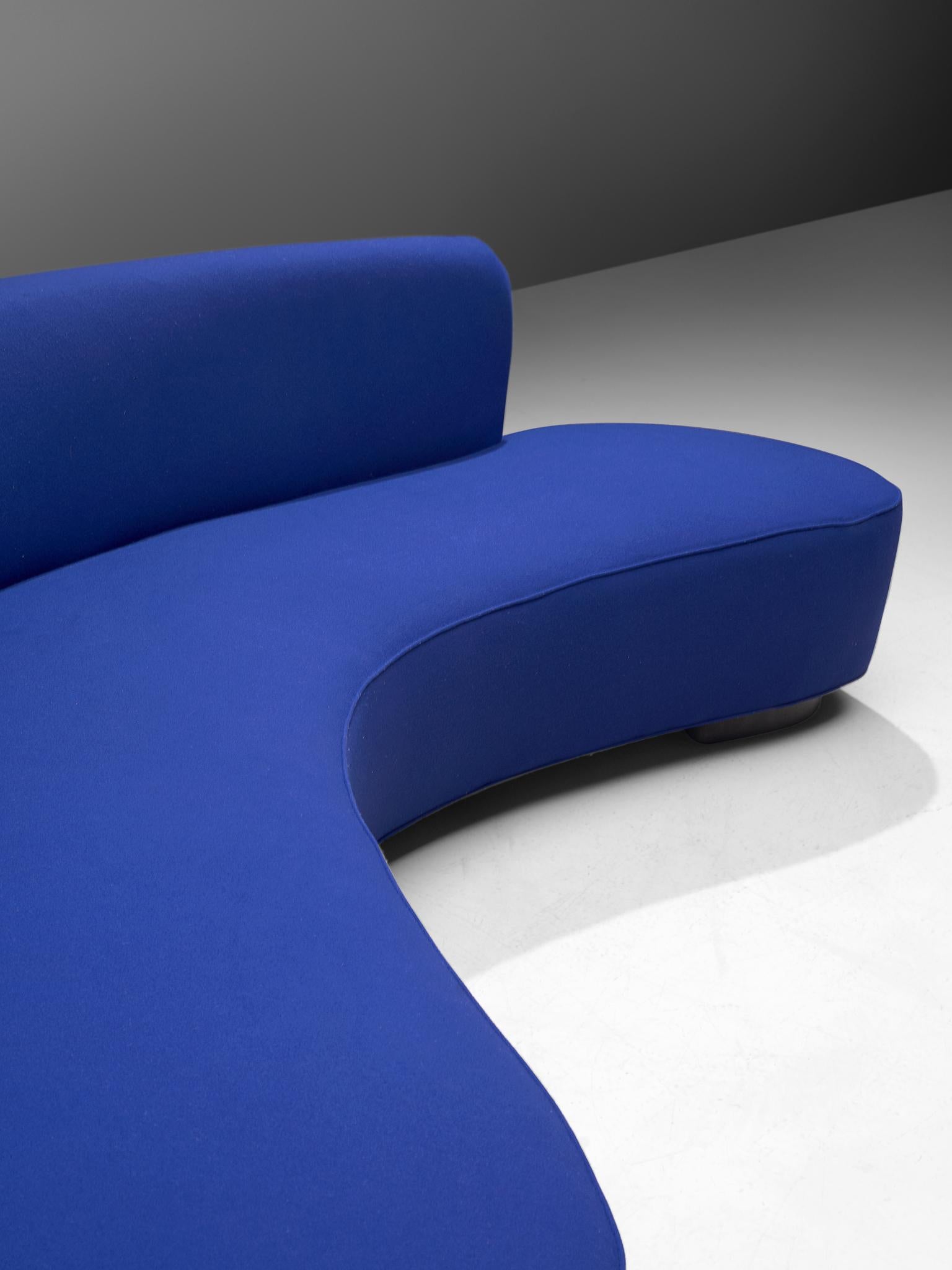 Vladimir Kagan, 'Serpentine' Sofa, Blue Fabric and Wood, Usa, Design, 1950s In Good Condition In Waalwijk, NL
