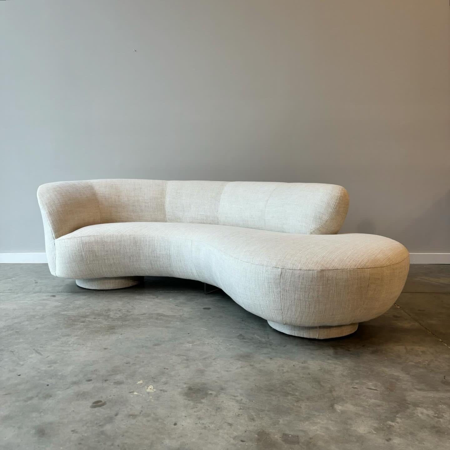 Un canapé classique en forme de nuage ou de serpentin de Vladimir Kagan.  Nouvellement revêtu d'un tweed très léger de couleur avoine ou lin, à la fois robuste et doux. 

Fabriqué par Directional dans les années 1990

96