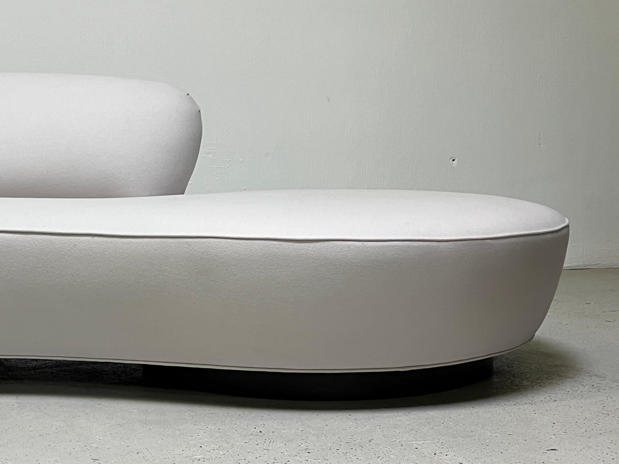 Vladimir Kagan Serpentine Sofa  In Good Condition For Sale In Dallas, TX