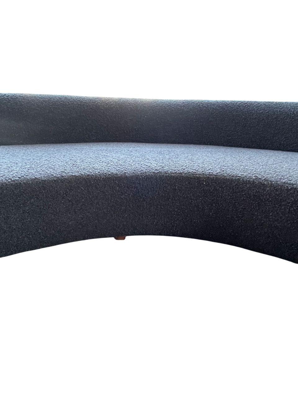 Vladimir Kagan Serpentine Sofa in Charcoal Black Fabric, U.S.A. 1970's. (Ende des 20. Jahrhunderts) im Angebot