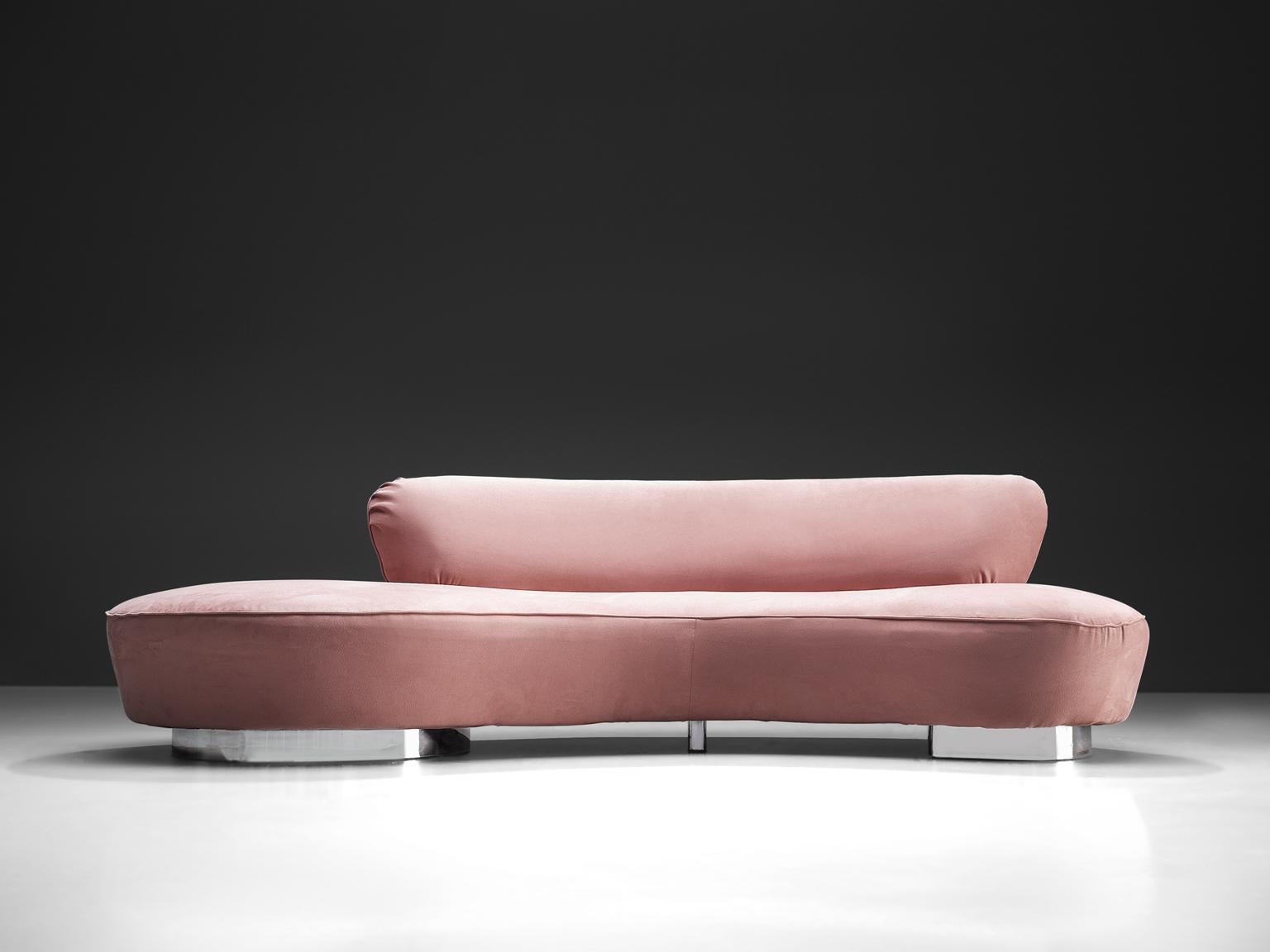 Vladimir Kagan, serpentine sofa, pink faux suede, chrome, United States, 1960s

This serpentine sofa by Vladimir Kagan is The sofa has a sculptural beauty thanks to its clarity and biomorphic shape. In Kagans own words 'one form leads to the
