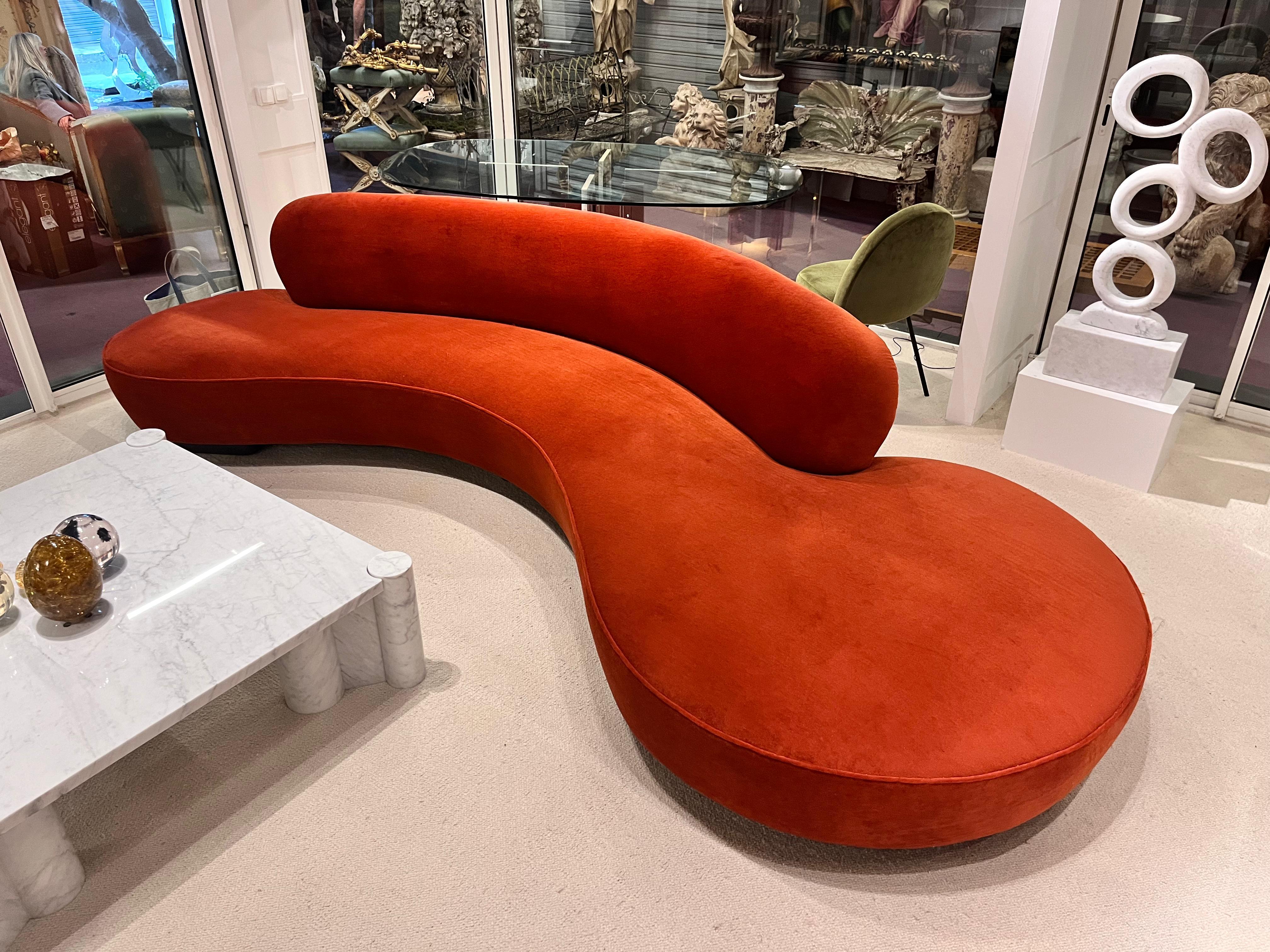 Vladimir Kagan
Serpentine Sofa. This sculptural piece epitomizes Kagan’s signature fusion of organic elegance and modernist innovation. Upholstered in luxurious Siena mohair velvet. 
USA, circa 1970.
L 350, D 155, H 76 cm