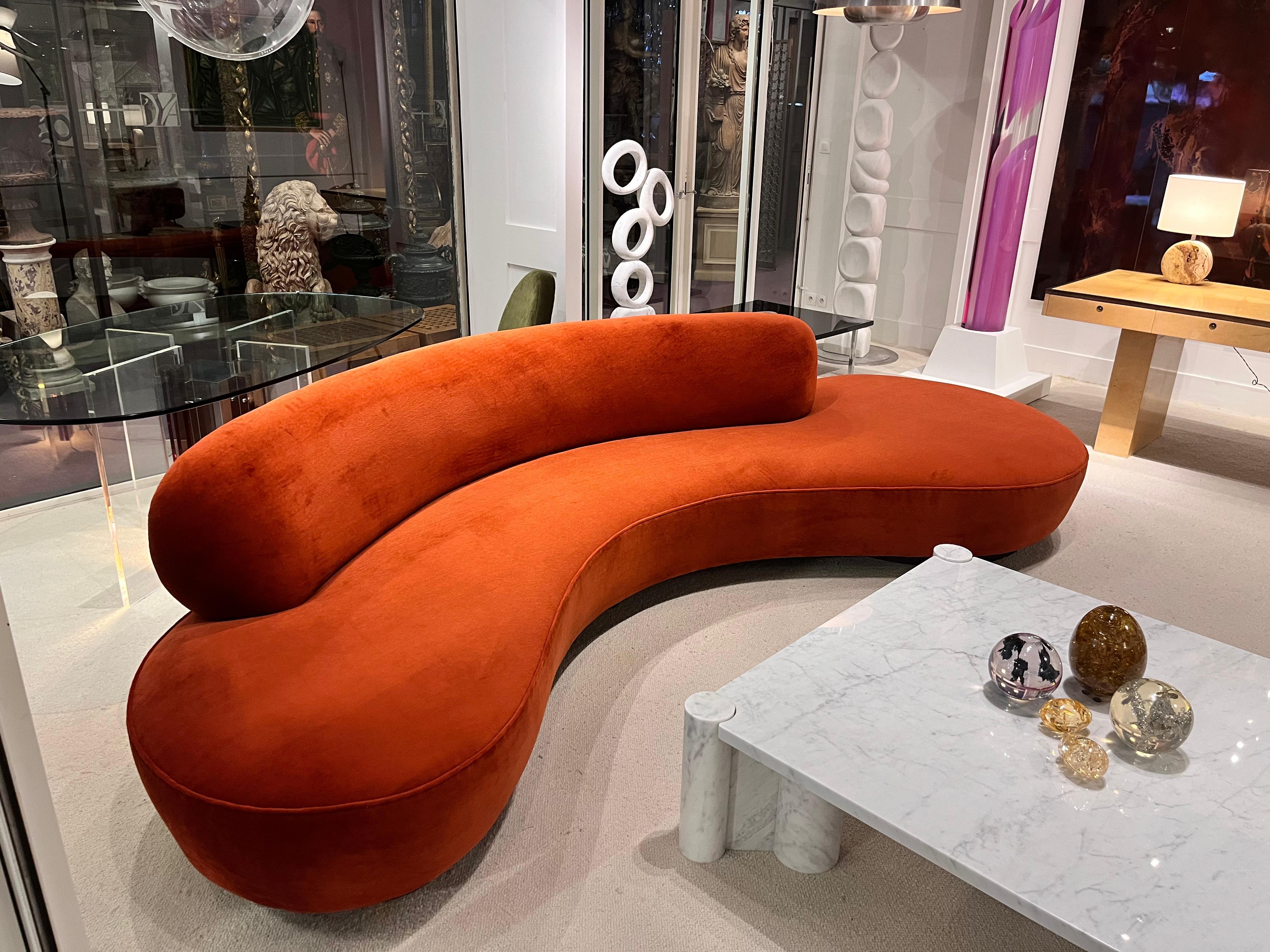 Mid-Century Modern Vladimir Kagan “Serpentine” Sofa in Siena Mohair Velvet, USA, circa 1970 en vente