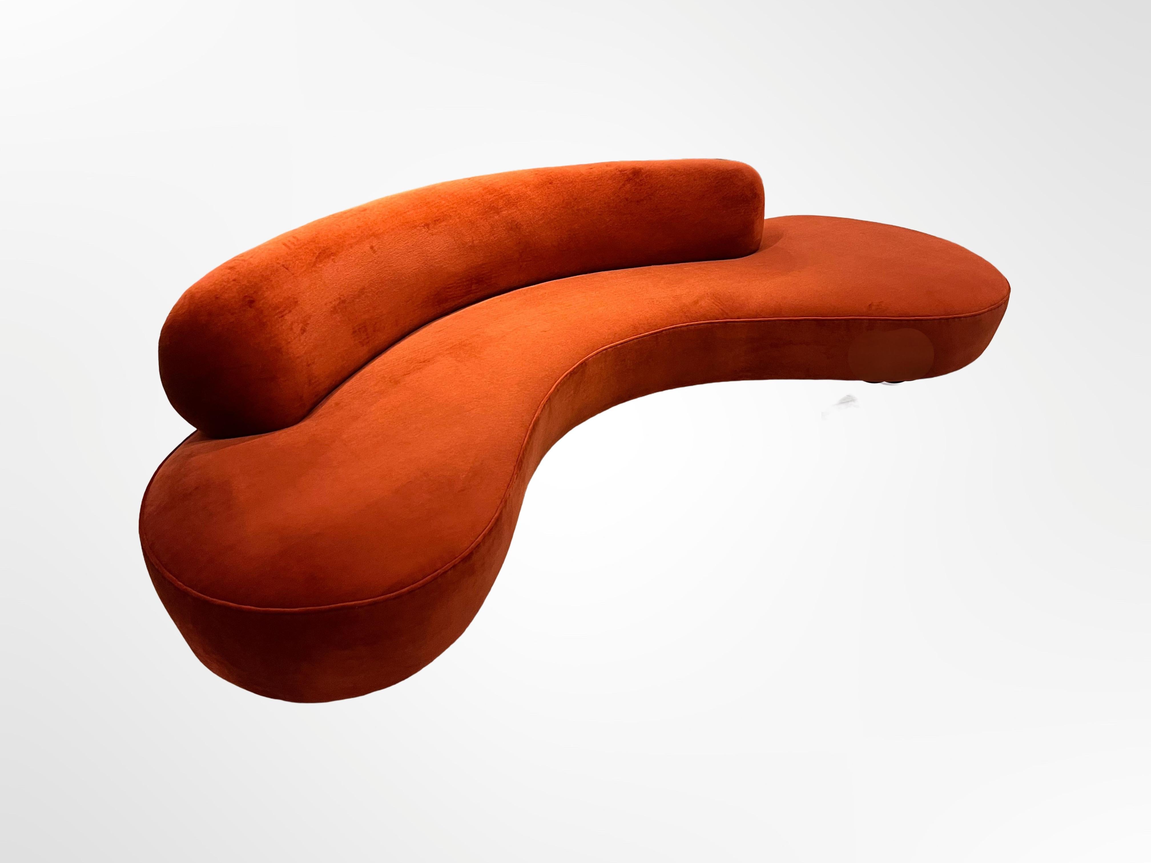Vladimir Kagan “Serpentine” Sofa in Siena Mohair Velvet, USA, circa 1970 en vente 1
