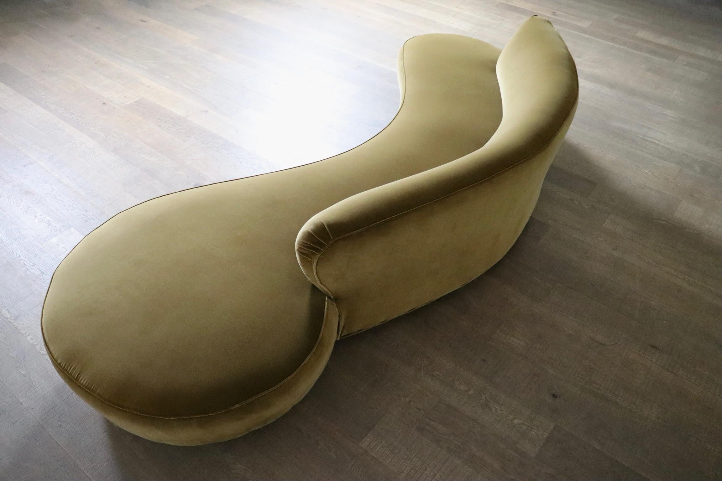 Vladimir Kagan serpentine sofa in velvet for Directional USA 1999 For Sale 6