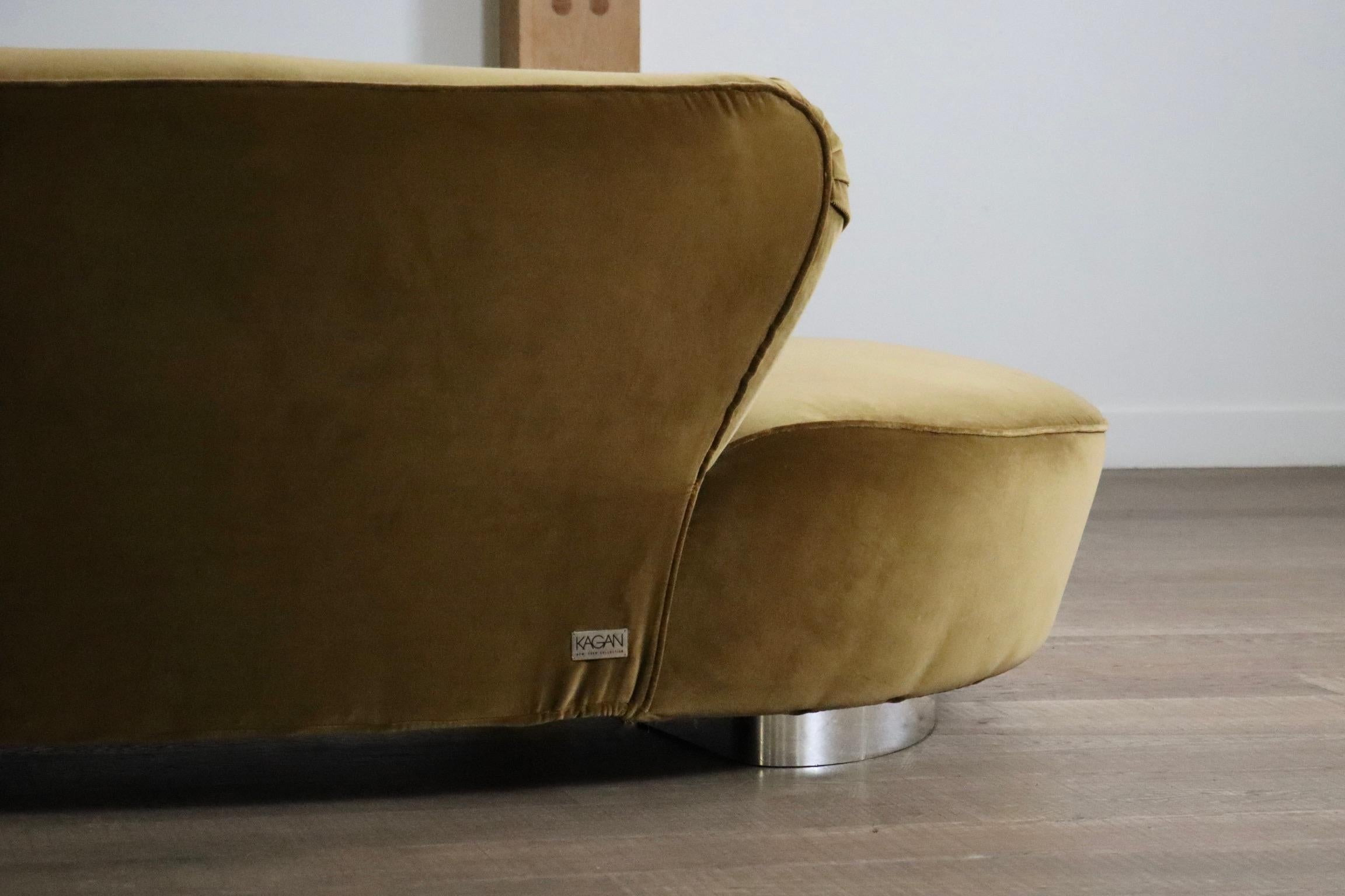 Vladimir Kagan serpentine sofa in velvet for Directional USA 1999 For Sale 8