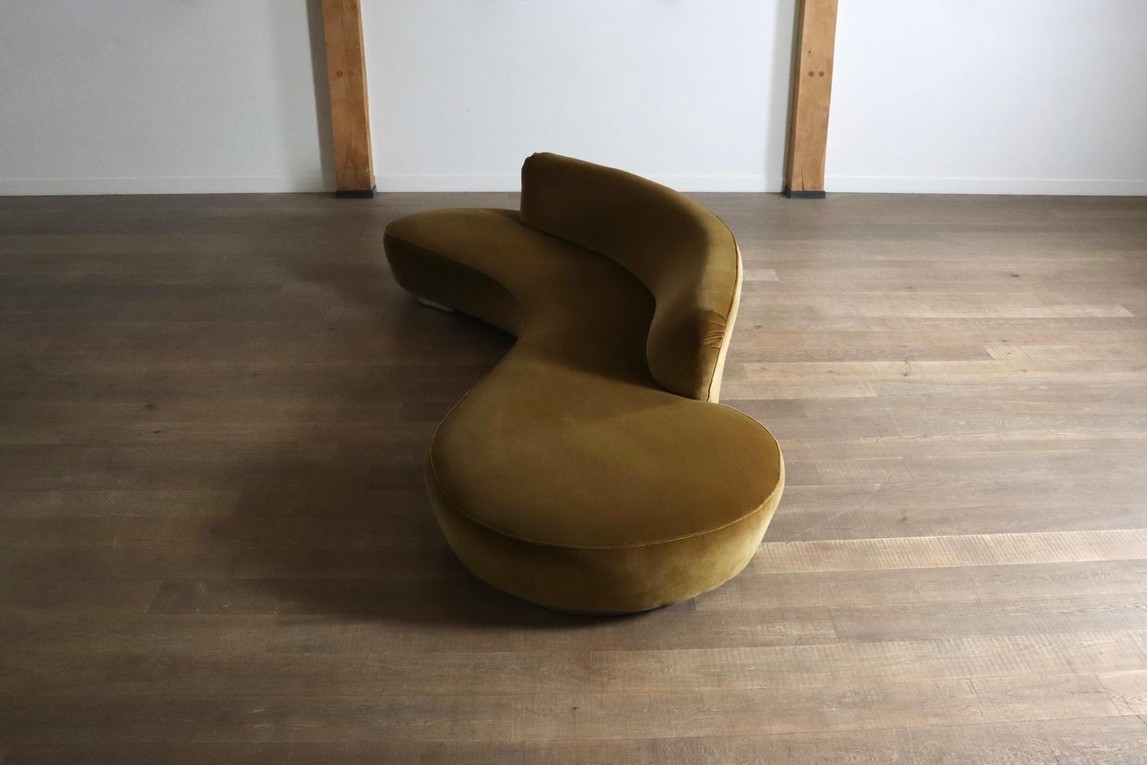 Vladimir Kagan serpentine sofa in velvet for Directional USA 1999 For Sale 11