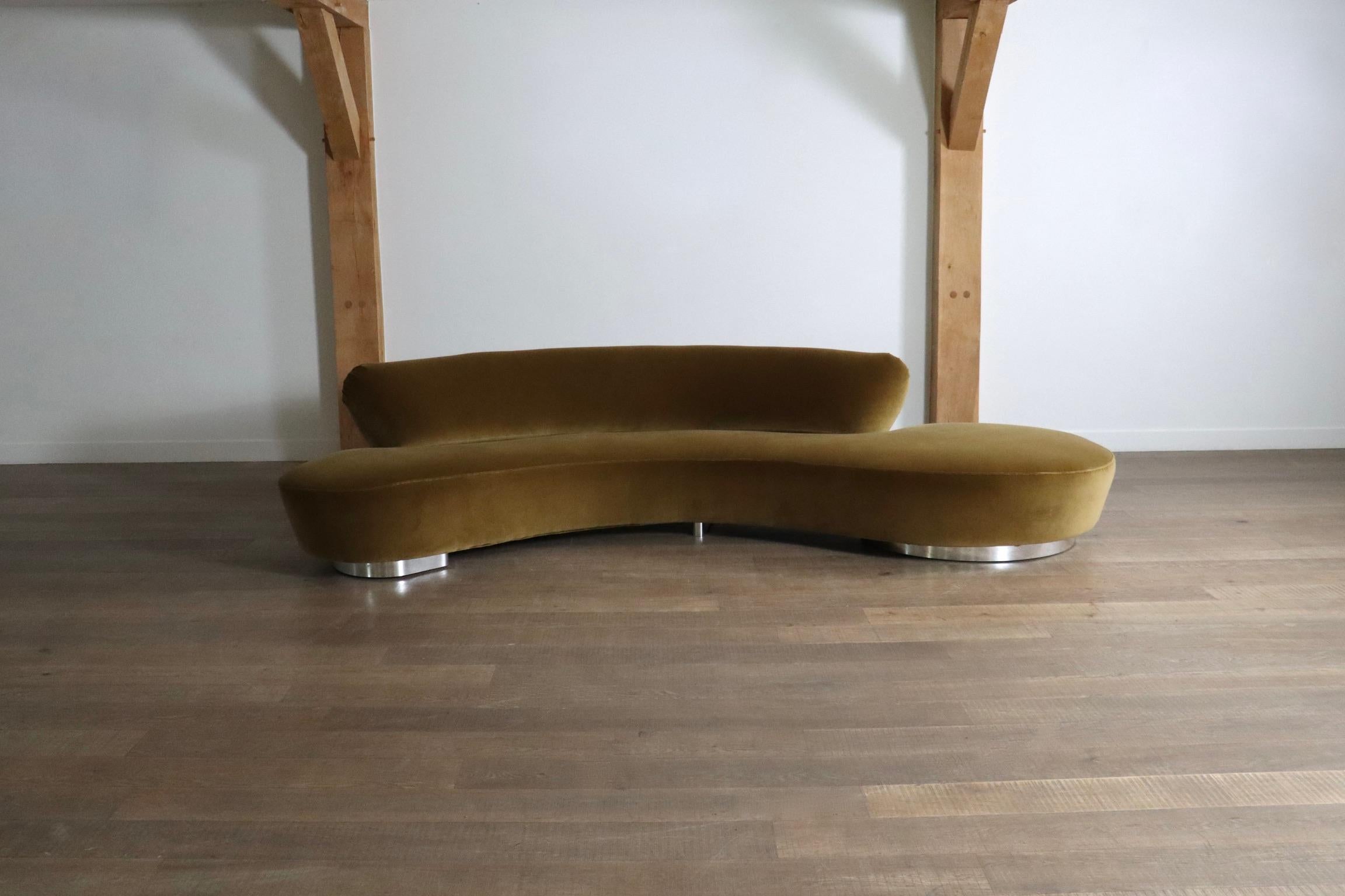 Canapé serpentin en velours de Vladimir Kagan pour Directional USA 1999
Incroyable canapé de salon sculptural, conçu par le célèbre designer Vladimir Kagan et produit par Directional aux États-Unis en 1999.

Cette pièce emblématique du design