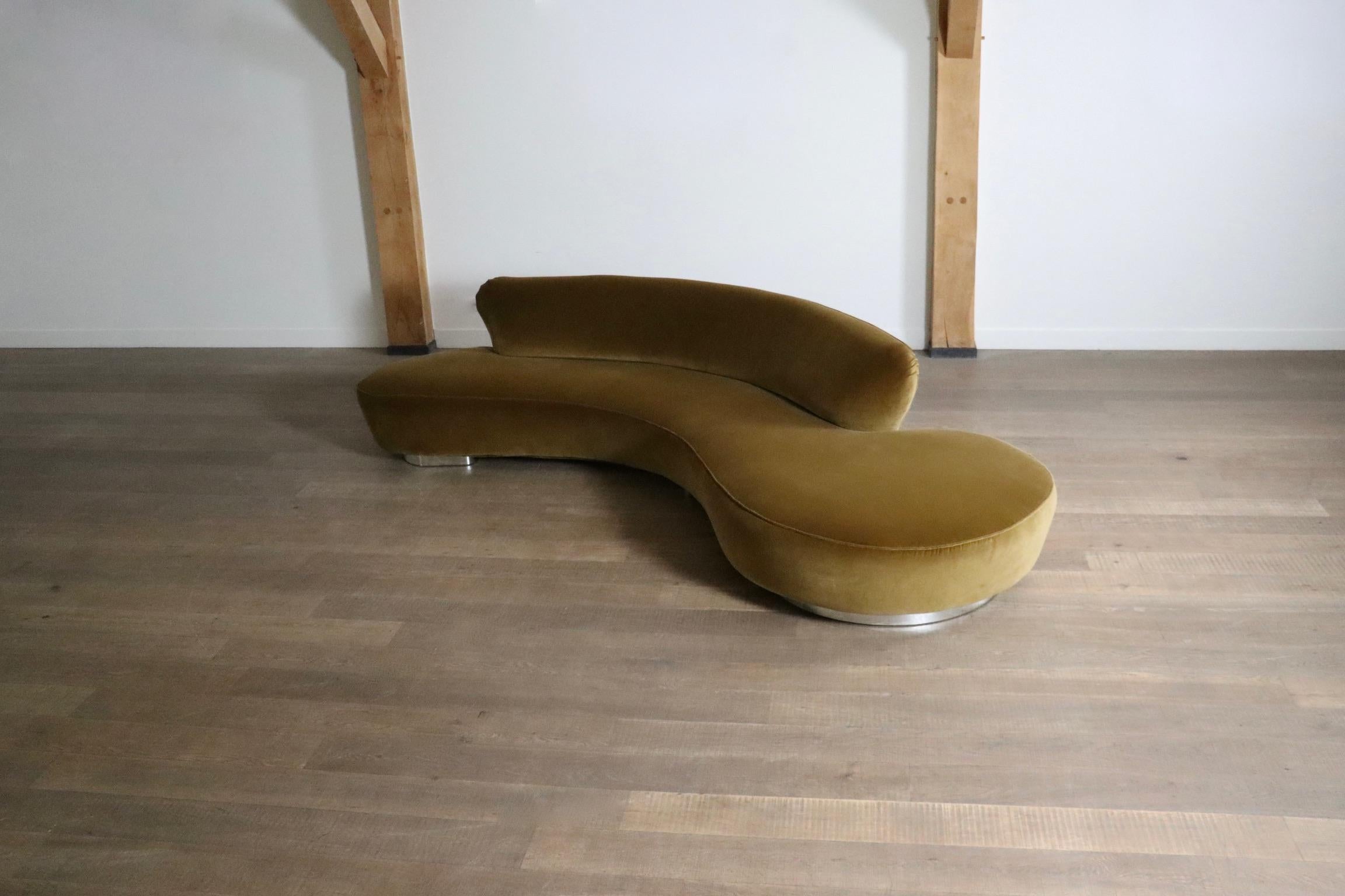 Vladimir Kagan serpentine sofa in velvet for Directional USA 1999 In Good Condition For Sale In ABCOUDE, UT