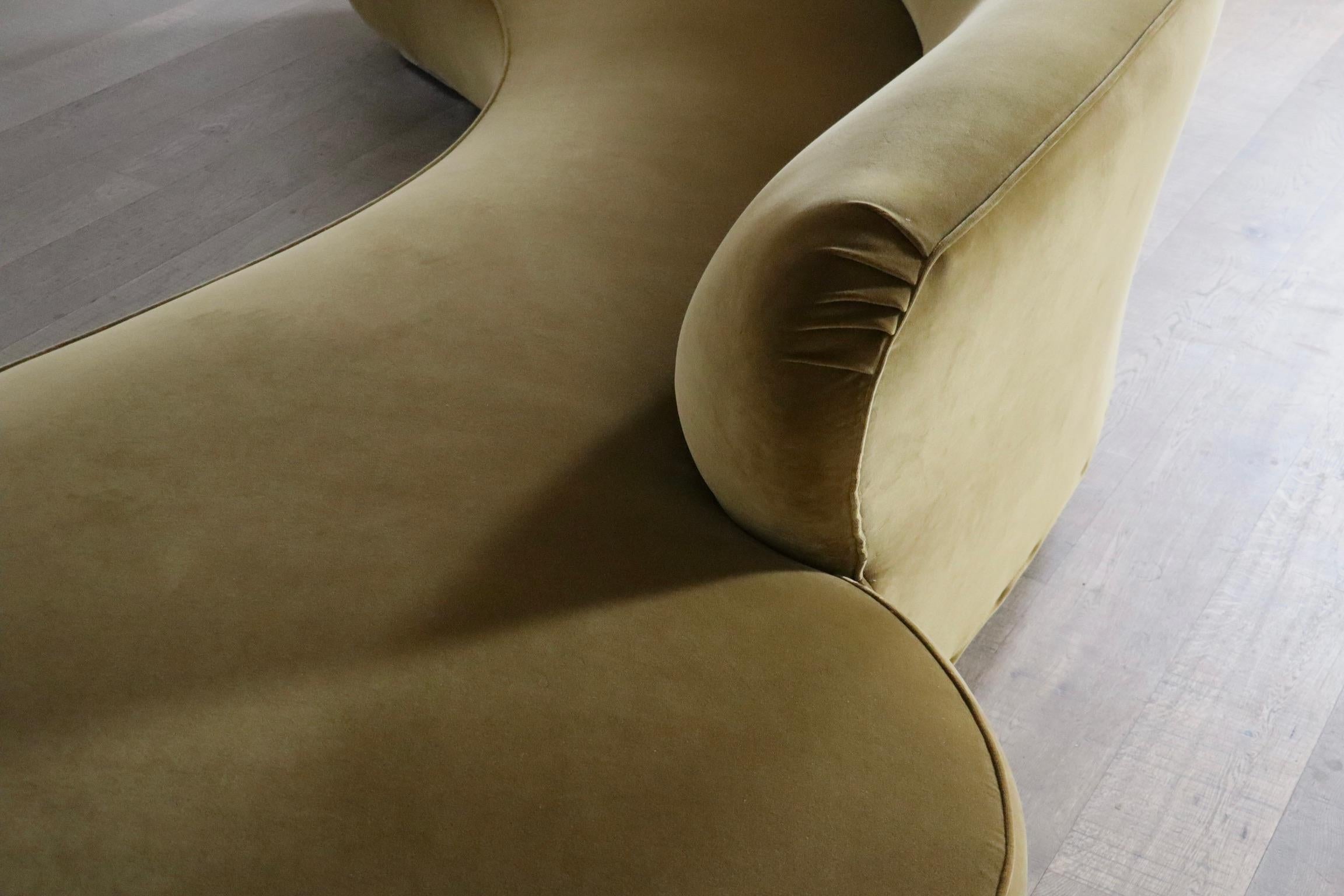 Late 20th Century Vladimir Kagan serpentine sofa in velvet for Directional USA 1999 For Sale