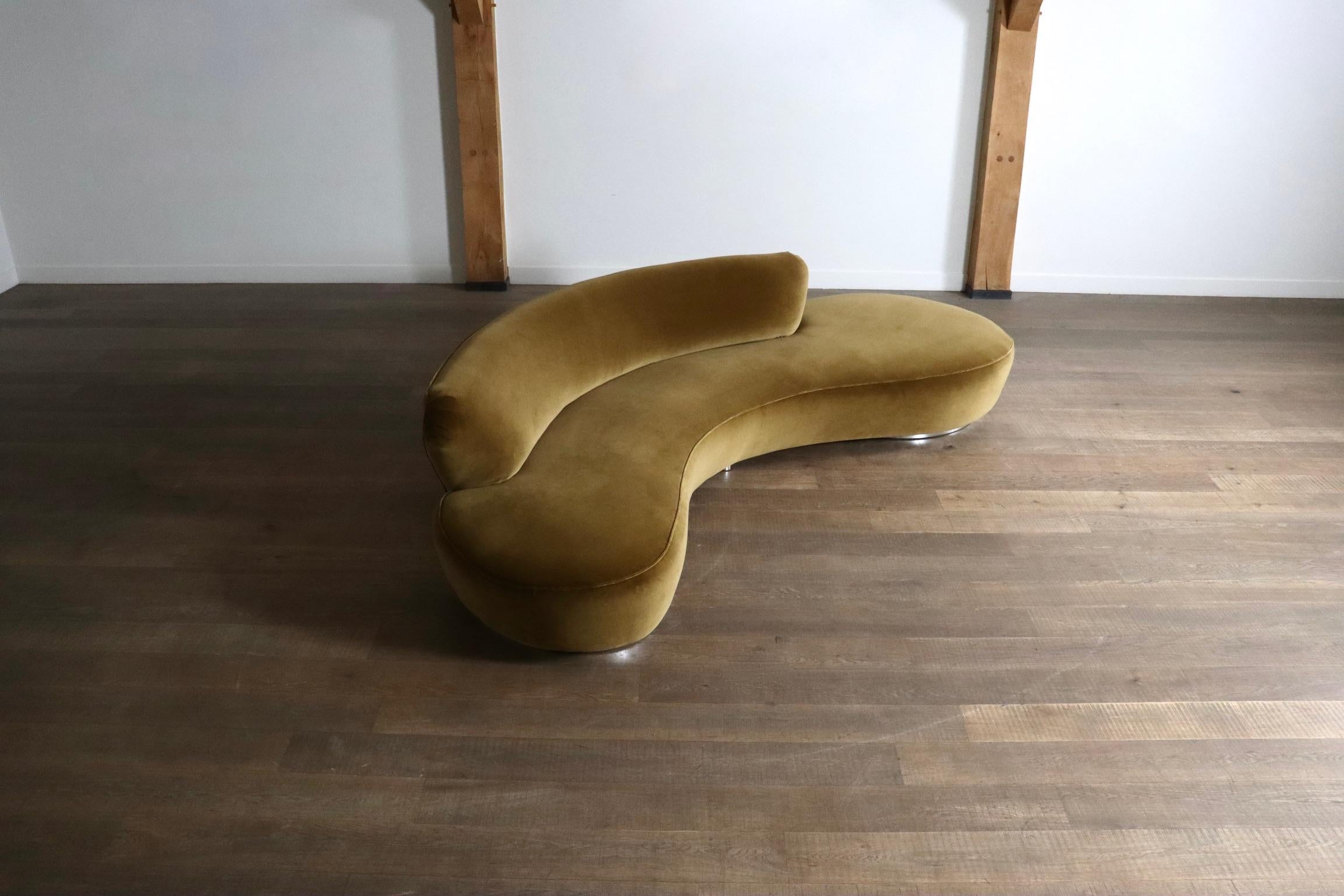 Velvet Vladimir Kagan serpentine sofa in velvet for Directional USA 1999 For Sale