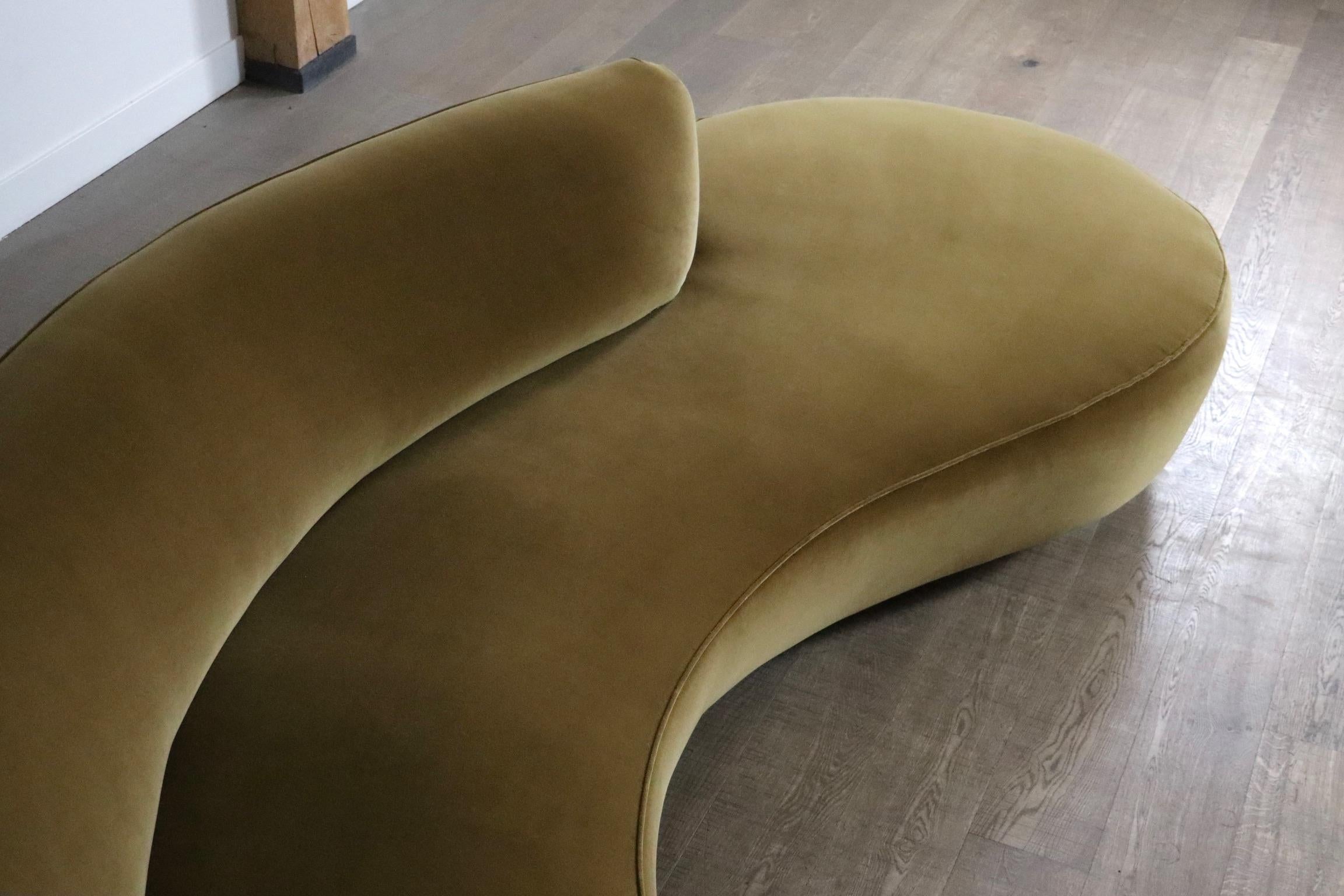 Vladimir Kagan serpentine sofa in velvet for Directional USA 1999 For Sale 1