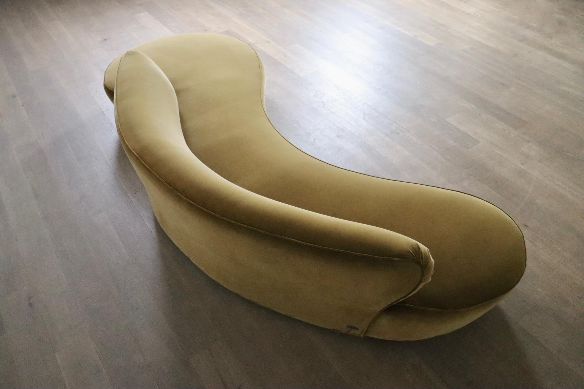 Vladimir Kagan serpentine sofa in velvet for Directional USA 1999 For Sale 2